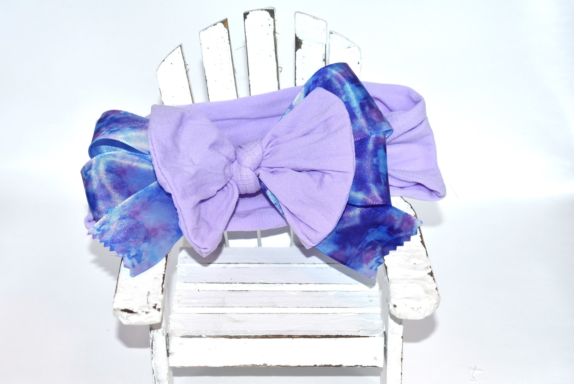Add a splash of fun with this beautiful light purple wide headband! Featuring a pretty purple tie-dye ribbon right in the middle, it’s super soft and comfy for all-day wear. Perfect for brightening your look with a playful twist! 💜✨🎀