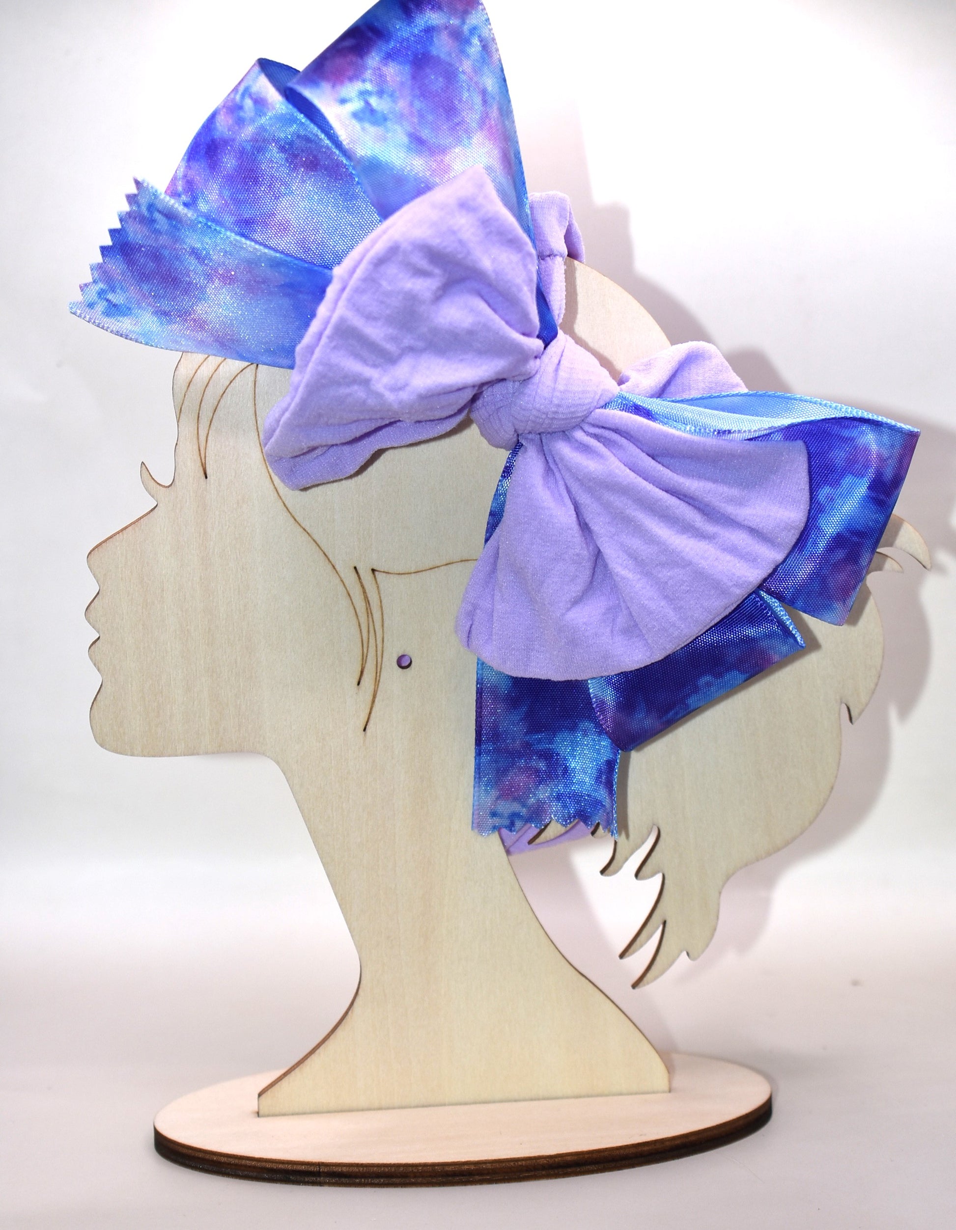 Add a splash of fun with this beautiful light purple wide headband! Featuring a pretty purple tie-dye ribbon right in the middle, it’s super soft and comfy for all-day wear. Perfect for brightening your look with a playful twist! 💜✨🎀