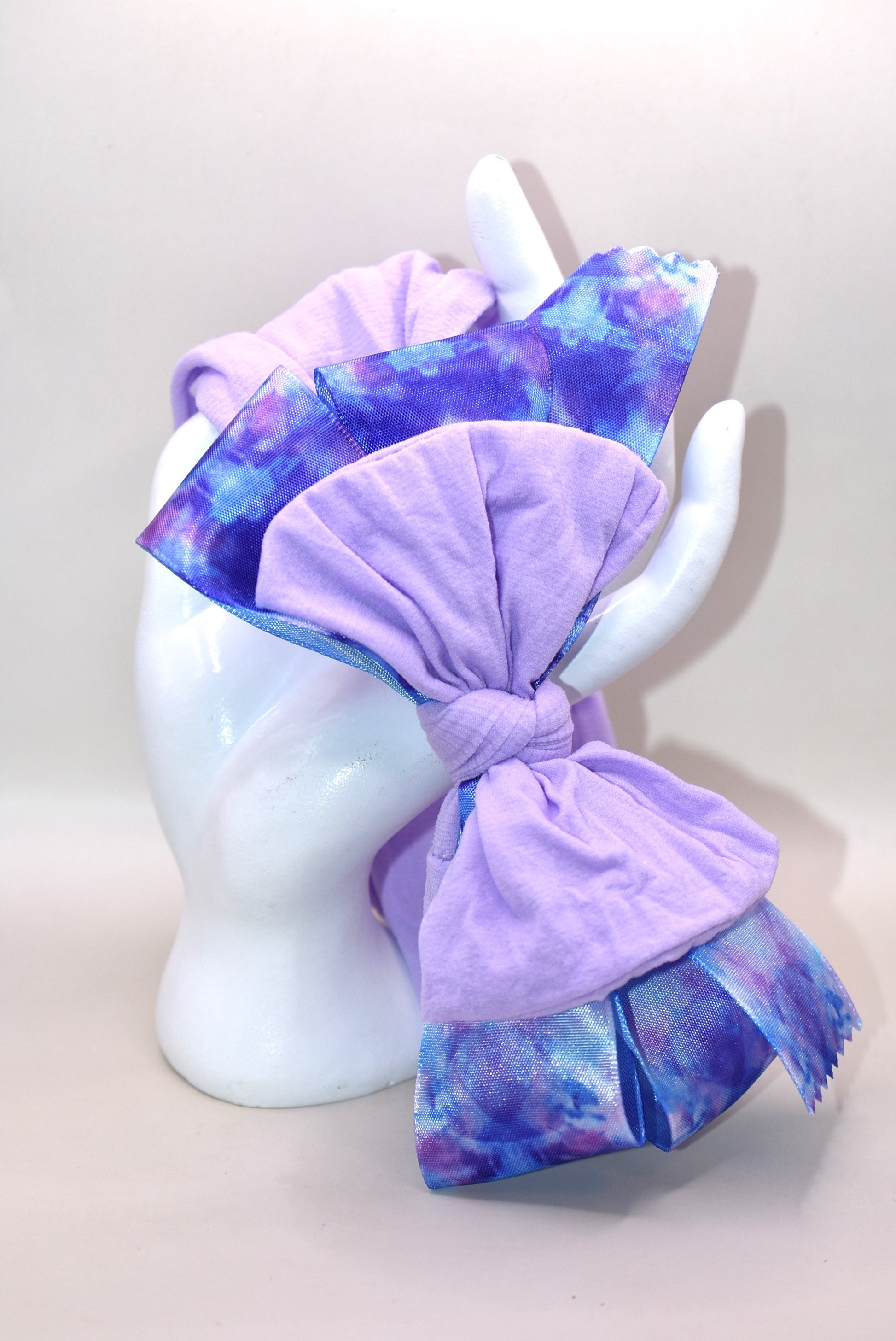 Add a splash of fun with this beautiful light purple wide headband! Featuring a pretty purple tie-dye ribbon right in the middle, it’s super soft and comfy for all-day wear. Perfect for brightening your look with a playful twist! 💜✨🎀