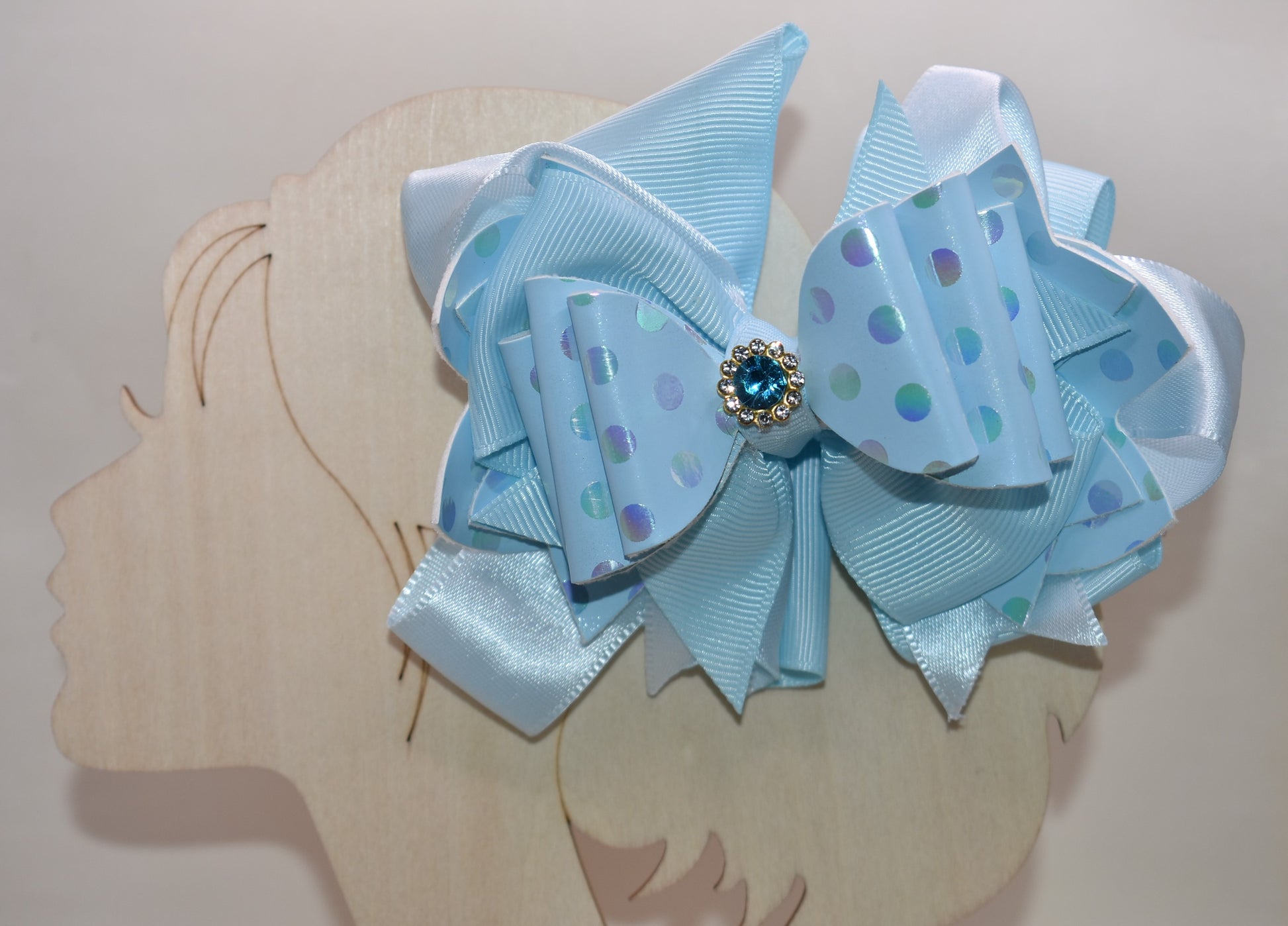✨ Calling all blue lovers! This stunning bow is pure magic with its gorgeous layered ribbon design and sparkling crystal charm perched right on top. 💙 The wrapped alligator clip makes it super easy to wear—just clip and go! Perfect for adding a touch of elegance and charm to any hairstyle. 🎀