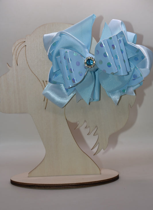 ✨ Calling all blue lovers! This stunning bow is pure magic with its gorgeous layered ribbon design and sparkling crystal charm perched right on top. 💙 The wrapped alligator clip makes it super easy to wear—just clip and go! Perfect for adding a touch of elegance and charm to any hairstyle. 🎀