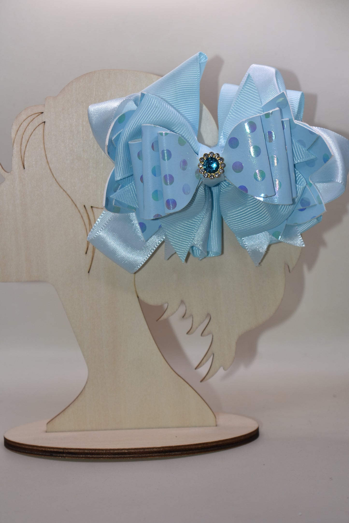 ✨ Calling all blue lovers! This stunning bow is pure magic with its gorgeous layered ribbon design and sparkling crystal charm perched right on top. 💙 The wrapped alligator clip makes it super easy to wear—just clip and go! Perfect for adding a touch of elegance and charm to any hairstyle. 🎀