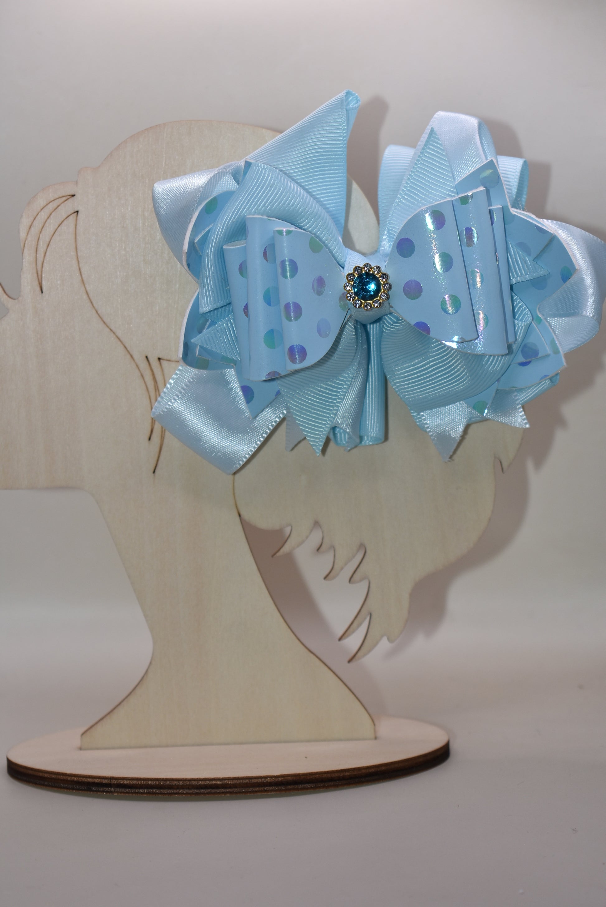 ✨ Calling all blue lovers! This stunning bow is pure magic with its gorgeous layered ribbon design and sparkling crystal charm perched right on top. 💙 The wrapped alligator clip makes it super easy to wear—just clip and go! Perfect for adding a touch of elegance and charm to any hairstyle. 🎀