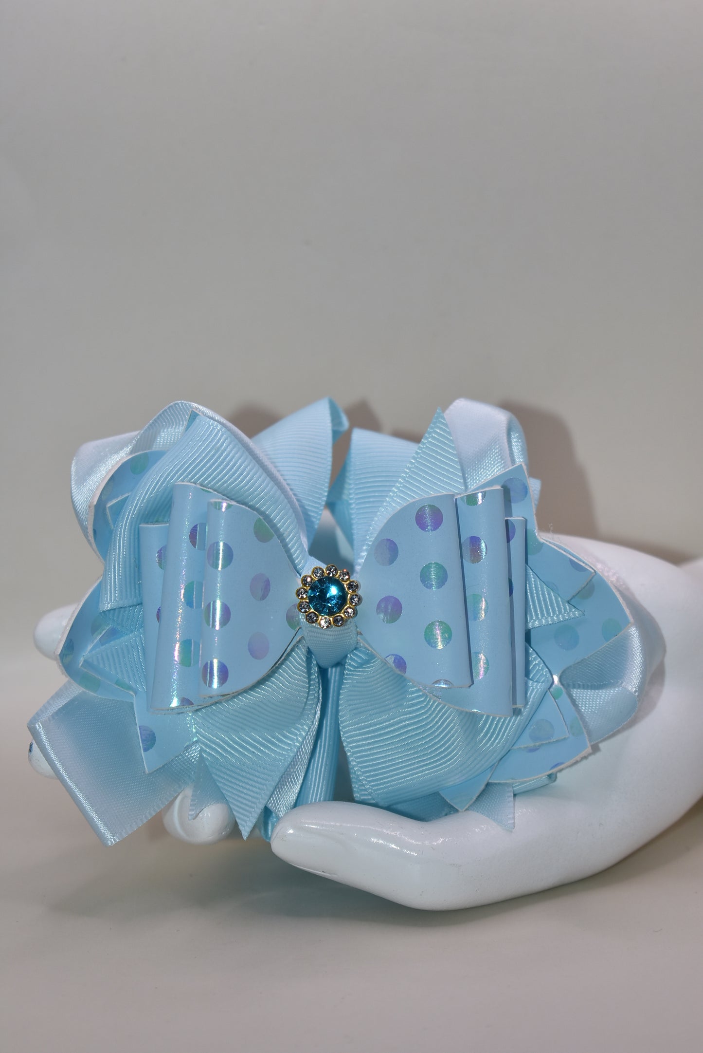 ✨ Calling all blue lovers! This stunning bow is pure magic with its gorgeous layered ribbon design and sparkling crystal charm perched right on top. 💙 The wrapped alligator clip makes it super easy to wear—just clip and go! Perfect for adding a touch of elegance and charm to any hairstyle. 🎀