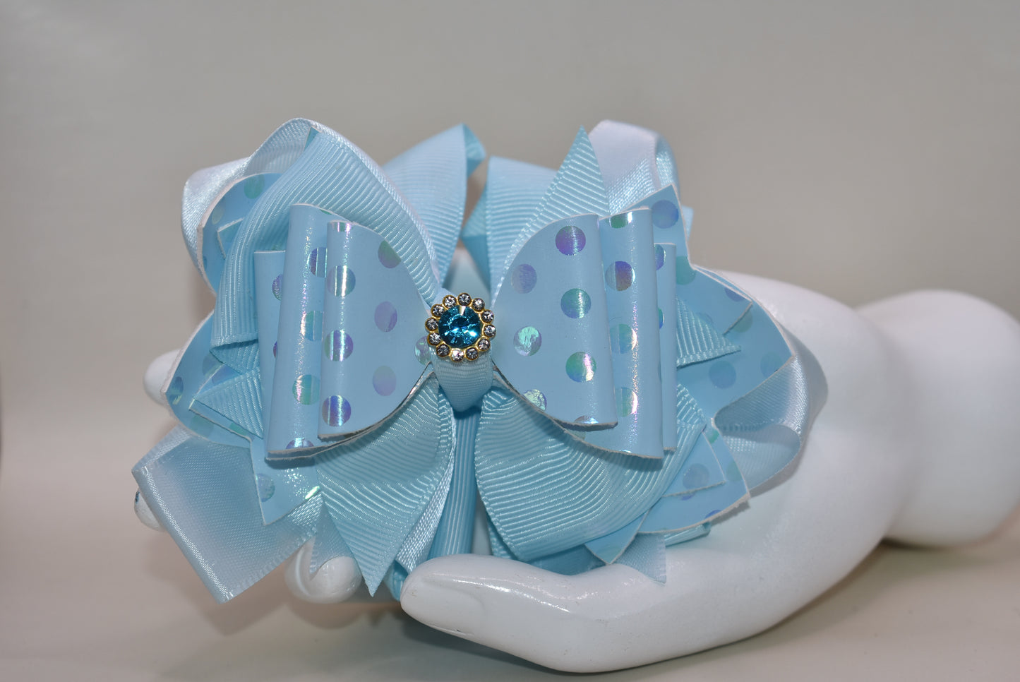 ✨ Calling all blue lovers! This stunning bow is pure magic with its gorgeous layered ribbon design and sparkling crystal charm perched right on top. 💙 The wrapped alligator clip makes it super easy to wear—just clip and go! Perfect for adding a touch of elegance and charm to any hairstyle. 🎀