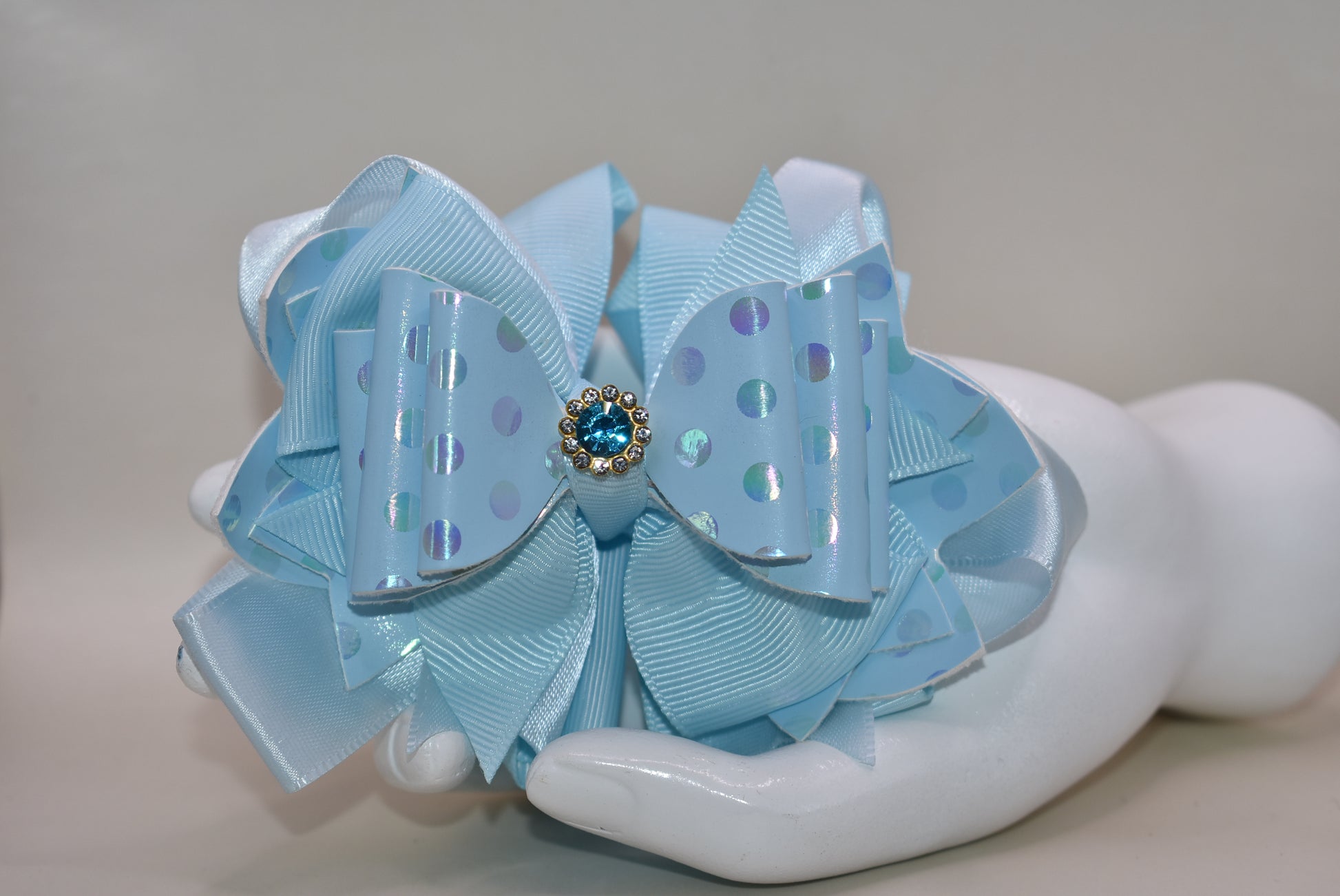 ✨ Calling all blue lovers! This stunning bow is pure magic with its gorgeous layered ribbon design and sparkling crystal charm perched right on top. 💙 The wrapped alligator clip makes it super easy to wear—just clip and go! Perfect for adding a touch of elegance and charm to any hairstyle. 🎀