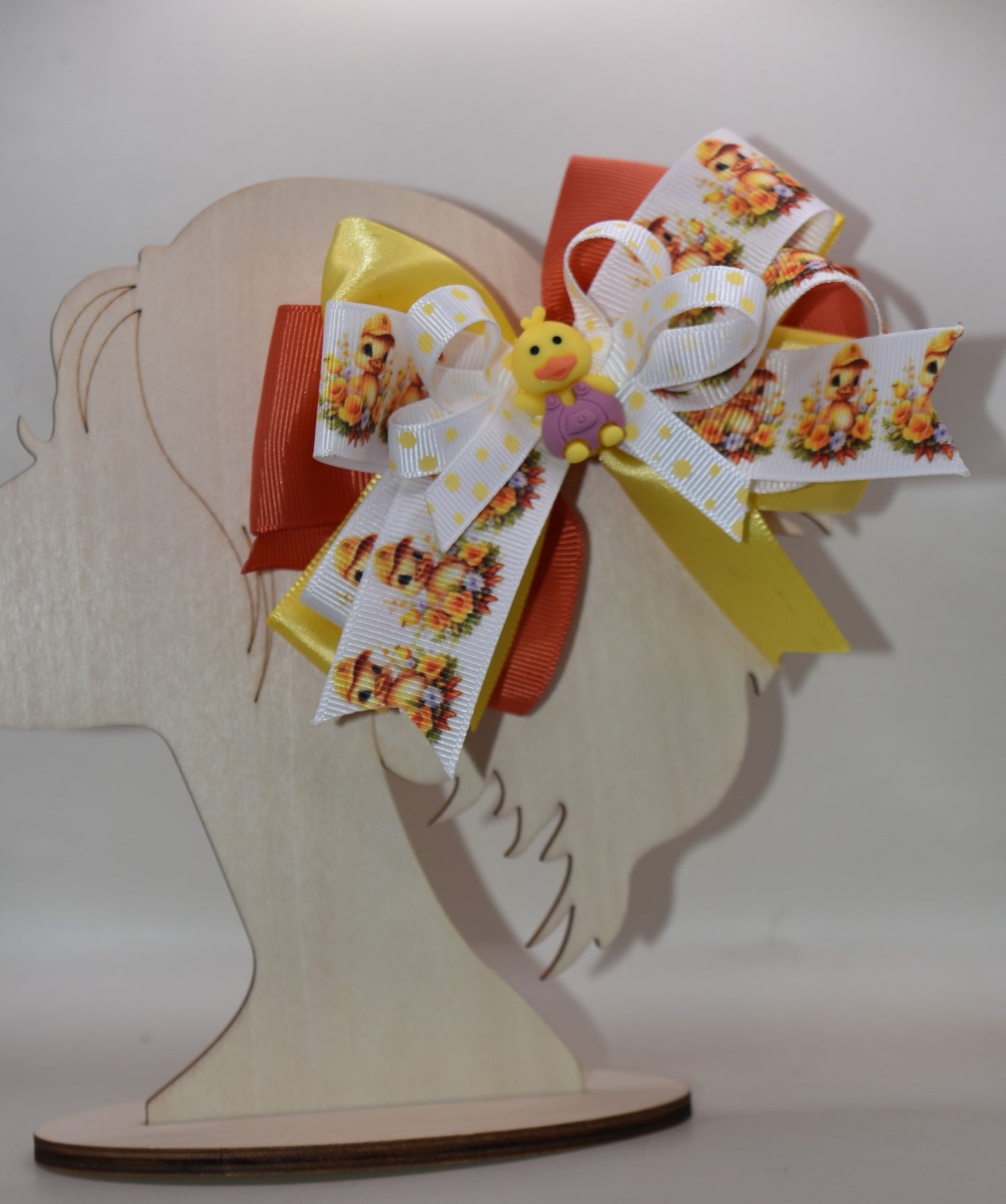 Meet your new feathered friend! 🦆 This adorable duck charm is the perfect accessory for duck enthusiasts everywhere. Perched proudly on top with cascading layers of ribbon behind it, this cutie brings charm and personality to any look. The wrapped alligator clip makes it effortless to attach and wear throughout your day. Whether you're clipping it to your bag, hair, or jacket, this delightful duck charm is sure to quack a smile! ✨🎀