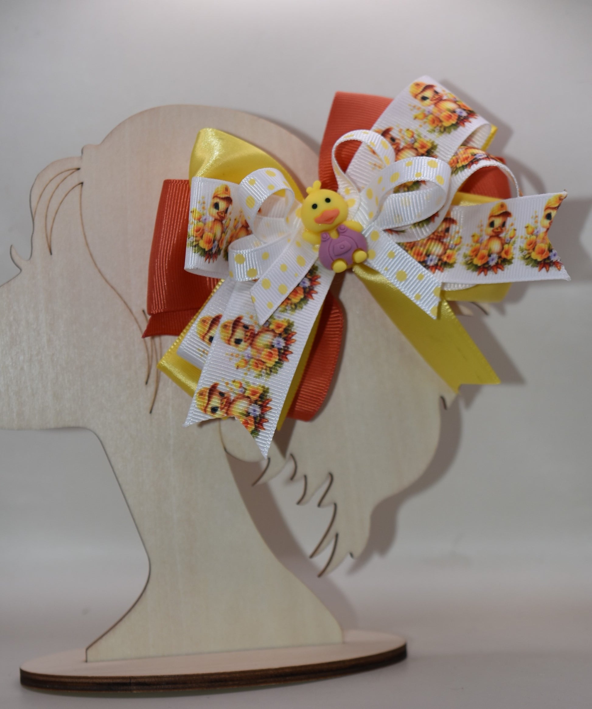 Meet your new feathered friend! 🦆 This adorable duck charm is the perfect accessory for duck enthusiasts everywhere. Perched proudly on top with cascading layers of ribbon behind it, this cutie brings charm and personality to any look. The wrapped alligator clip makes it effortless to attach and wear throughout your day. Whether you're clipping it to your bag, hair, or jacket, this delightful duck charm is sure to quack a smile! ✨🎀
