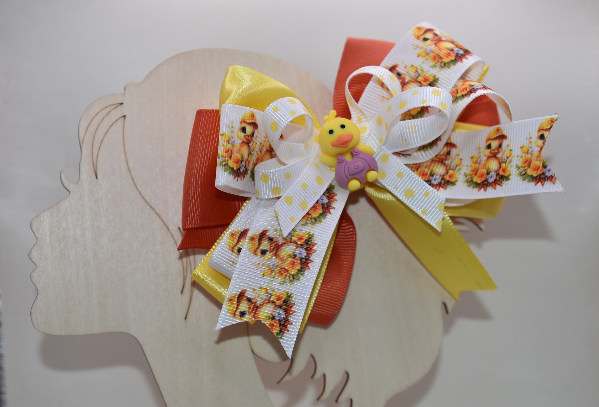 Meet your new feathered friend! 🦆 This adorable duck charm is the perfect accessory for duck enthusiasts everywhere. Perched proudly on top with cascading layers of ribbon behind it, this cutie brings charm and personality to any look. The wrapped alligator clip makes it effortless to attach and wear throughout your day. Whether you're clipping it to your bag, hair, or jacket, this delightful duck charm is sure to quack a smile! ✨🎀