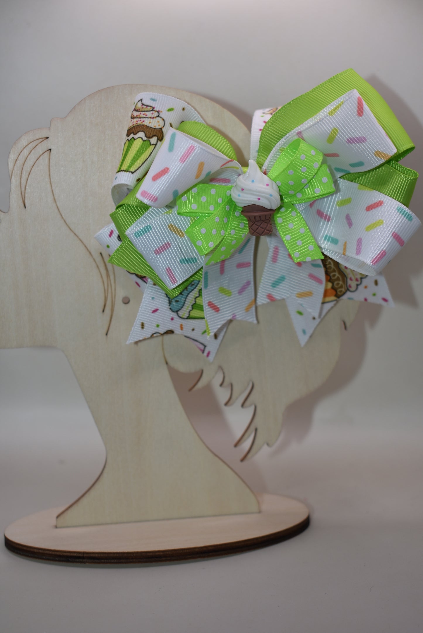 Sweet treats meet style! 🧁✨ This adorable cupcake charm features layers of fun with colorful sprinkle ribbons that bring the party wherever you go. The charming cupcake sits proudly on top, ready to brighten your day. Secured with a wrapped alligator clip, it stays put through all your adventures. Perfect for adding a sprinkle of joy to your hair! 🎀🌈