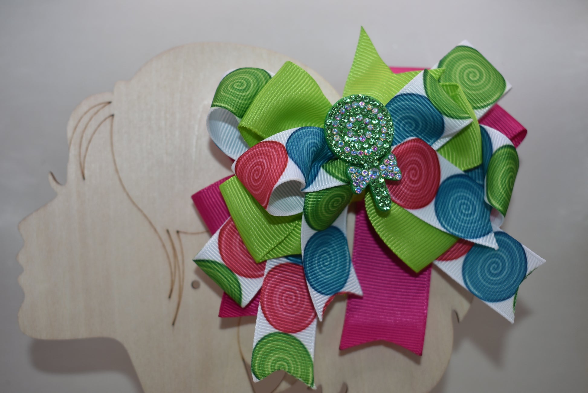 🎀 Add a pop of sweetness to any hairstyle with this adorable multi-colored bow lollipop clip! 🍭 Featuring vibrant hues that complement any outfit, this wrapped alligator clip slides on effortlessly for all-day wear. Perfect for little ones and the young at heart, it's a charming accessory that brings joy and personality to your look. 🌈✨