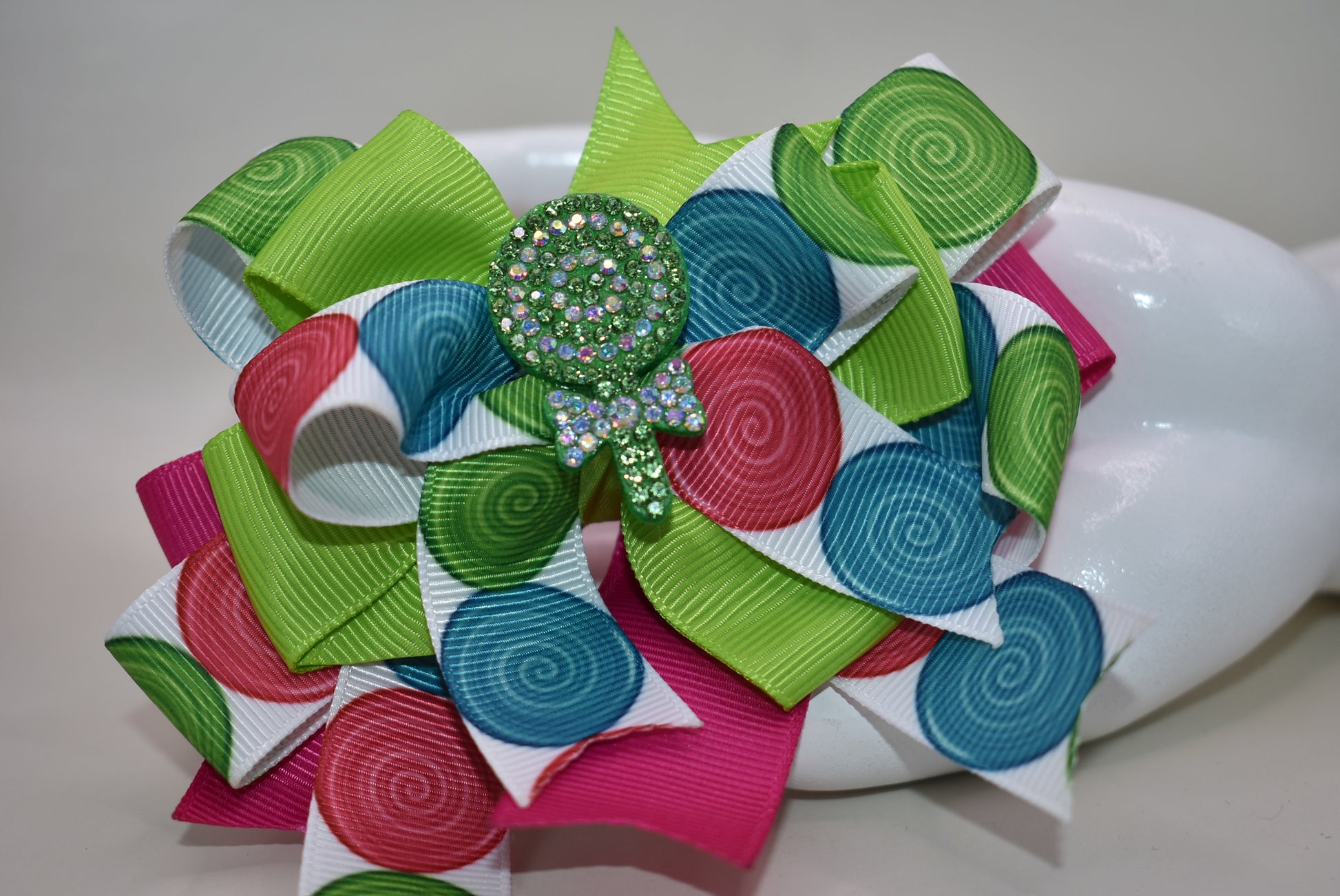 🎀 Add a pop of sweetness to any hairstyle with this adorable multi-colored bow lollipop clip! 🍭 Featuring vibrant hues that complement any outfit, this wrapped alligator clip slides on effortlessly for all-day wear. Perfect for little ones and the young at heart, it's a charming accessory that brings joy and personality to your look. 🌈✨
