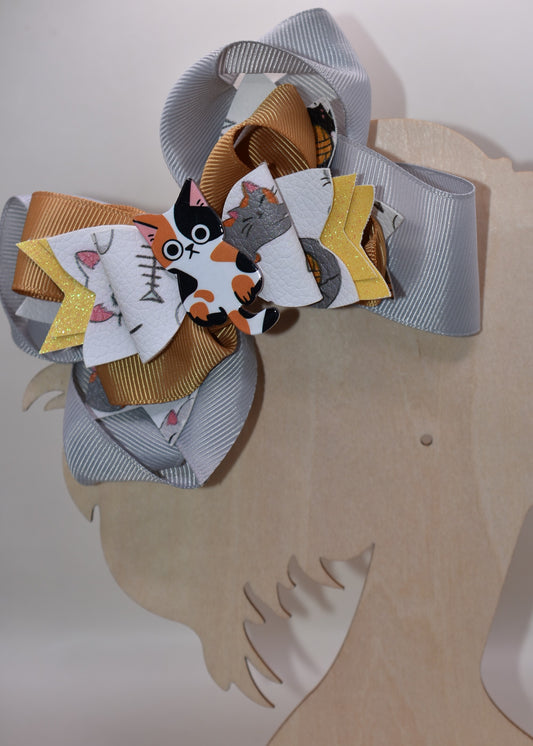 Calling all cat enthusiasts! 🐱 This adorable bow features vibrant cat print faux leather layered with charming ribbon details, topped with an irresistible calico cat charm. 😻 The wrapped alligator clip makes it effortless to secure in your hair, so you can show off your feline love all day long. Purrfect for cat lovers who want to add a playful touch to their style! 🎀