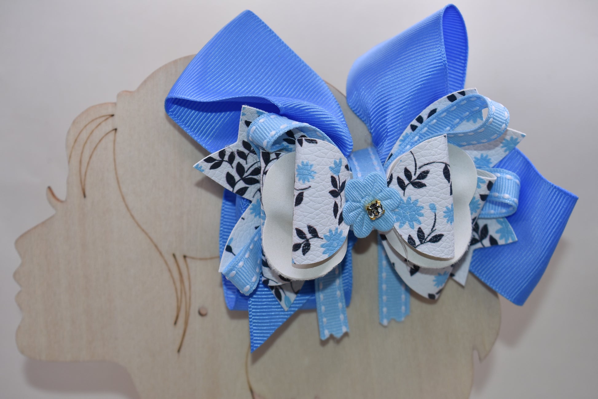 ✨ Get ready to turn heads with this stunning blue beauty! 💙 Nana's Collection 68 features gorgeous layers of ribbon and faux leather that create incredible depth and dimension. The delicate flower motif adds a touch of elegance, while the wrapped alligator clip keeps everything secure and stylish. Whether you're dressing up for a special occasion or adding flair to your everyday look, this charming accessory is the perfect finishing touch for any outfit. 🌸