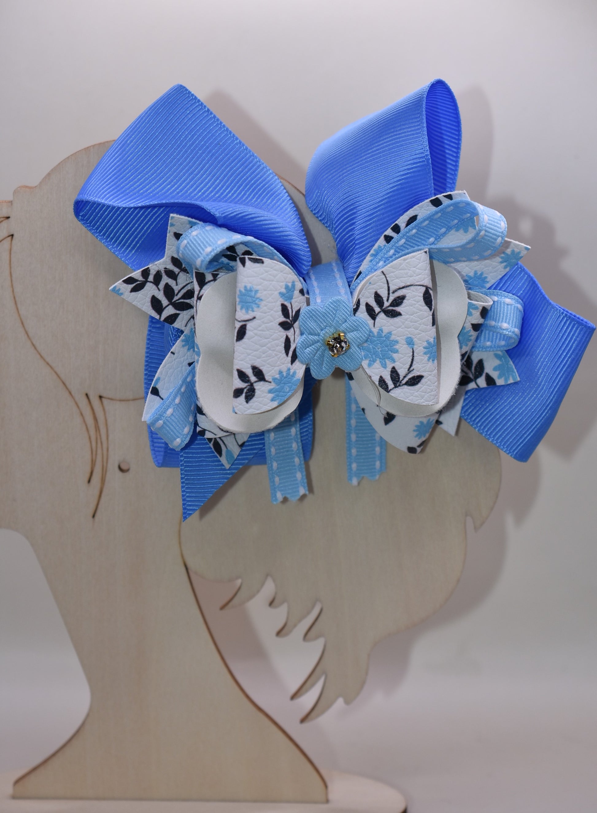 ✨ Get ready to turn heads with this stunning blue beauty! 💙 Nana's Collection 68 features gorgeous layers of ribbon and faux leather that create incredible depth and dimension. The delicate flower motif adds a touch of elegance, while the wrapped alligator clip keeps everything secure and stylish. Whether you're dressing up for a special occasion or adding flair to your everyday look, this charming accessory is the perfect finishing touch for any outfit. 🌸