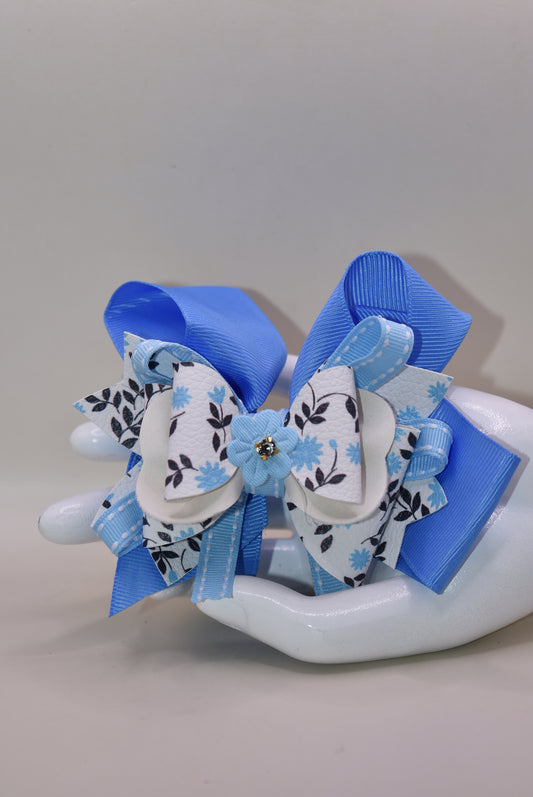 ✨ Get ready to turn heads with this stunning blue beauty! 💙 Nana's Collection 68 features gorgeous layers of ribbon and faux leather that create incredible depth and dimension. The delicate flower motif adds a touch of elegance, while the wrapped alligator clip keeps everything secure and stylish. Whether you're dressing up for a special occasion or adding flair to your everyday look, this charming accessory is the perfect finishing touch for any outfit. 🌸