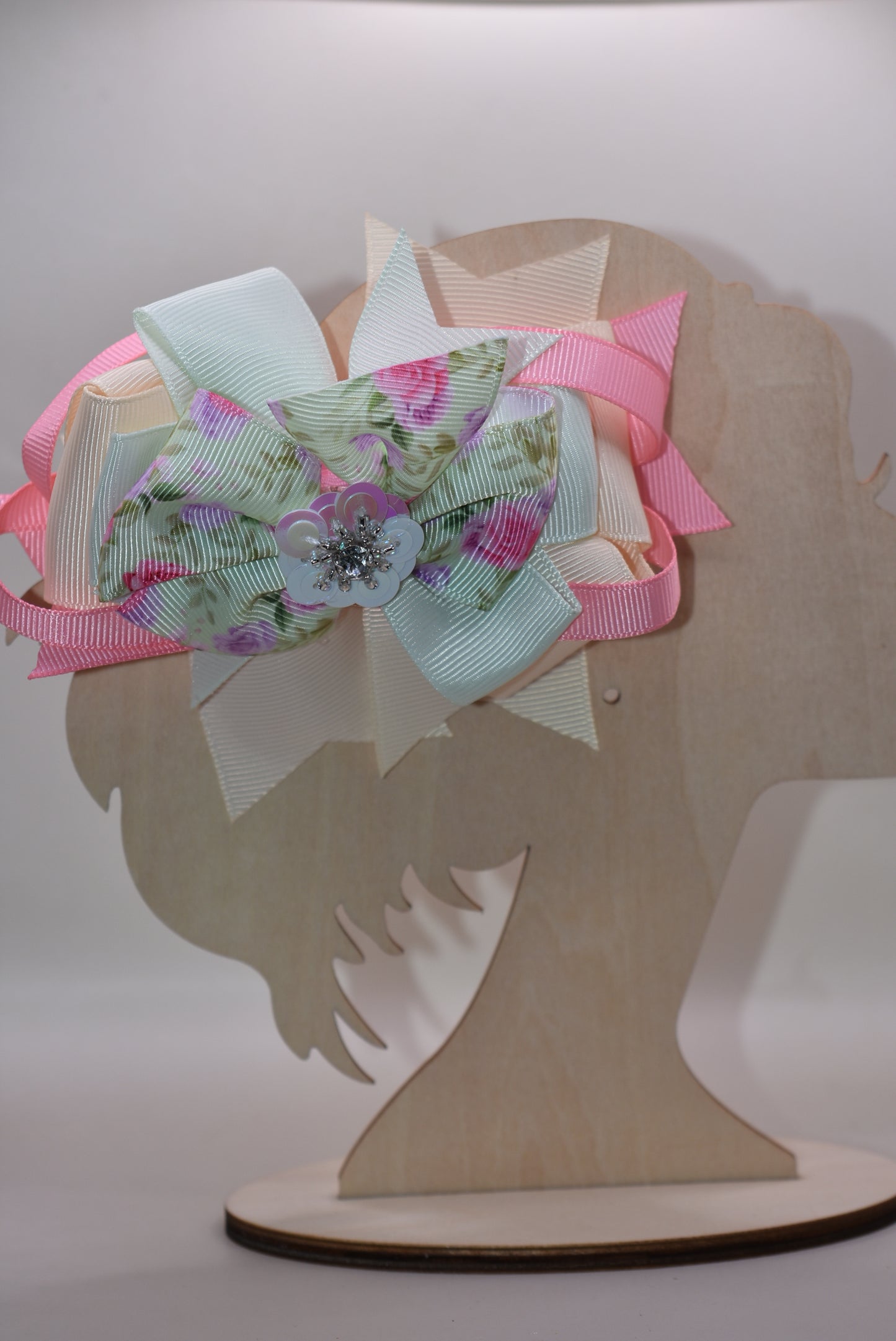 This charming bow brings springtime magic to any hairstyle! 🌸 Soft pastel pink and green hues create a dreamy aesthetic, while an adorable floral design with a sparkling crystal arrow detail catches the light beautifully throughout the day. ✨ The convenient alligator clip makes it effortless to secure, perfect for adding a touch of whimsy to your look. 🎀 Ideal for anyone who loves sweet, feminine accessories with a playful twist! 💚💗