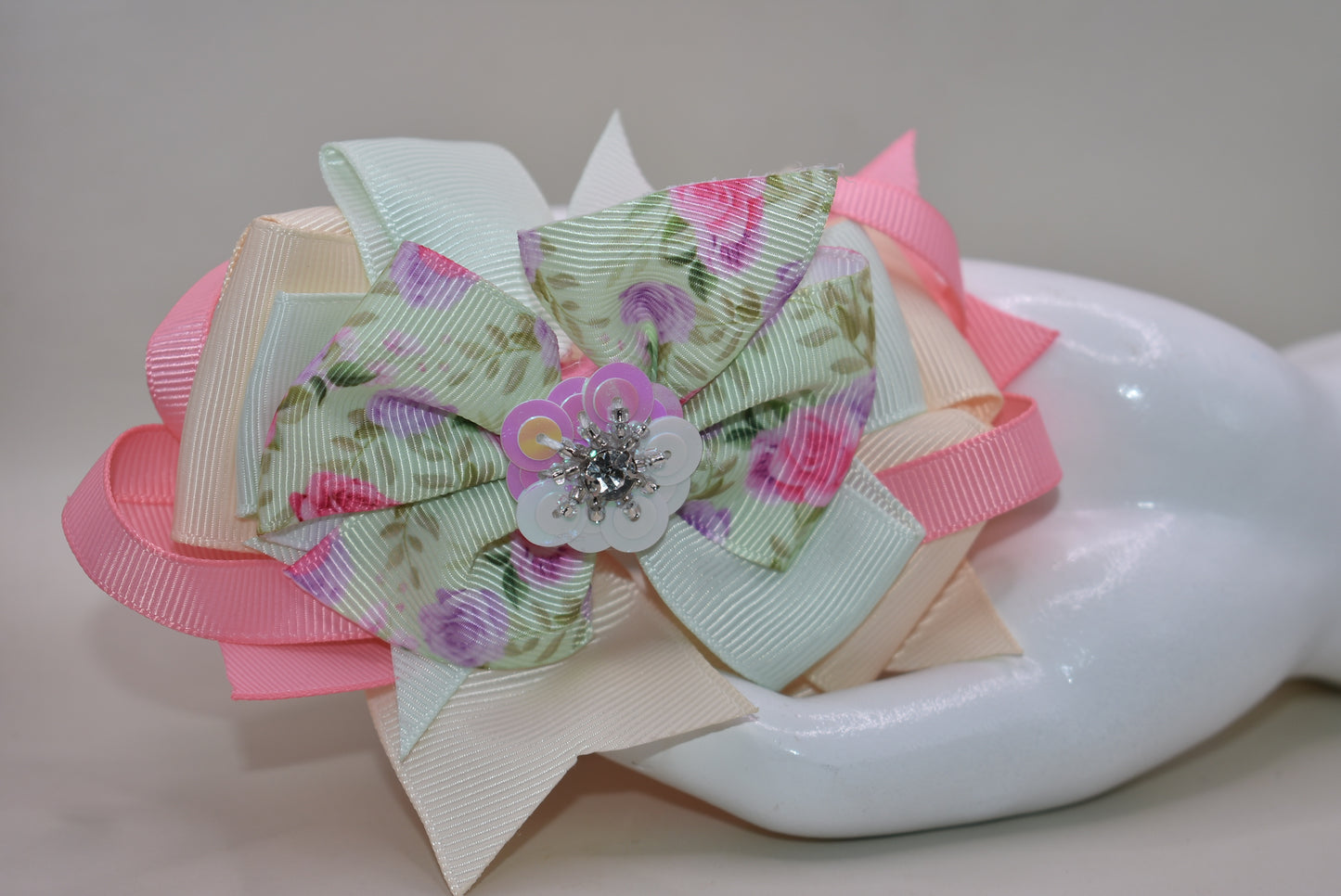 This charming bow brings springtime magic to any hairstyle! 🌸 Soft pastel pink and green hues create a dreamy aesthetic, while an adorable floral design with a sparkling crystal arrow detail catches the light beautifully throughout the day. ✨ The convenient alligator clip makes it effortless to secure, perfect for adding a touch of whimsy to your look. 🎀 Ideal for anyone who loves sweet, feminine accessories with a playful twist! 💚💗