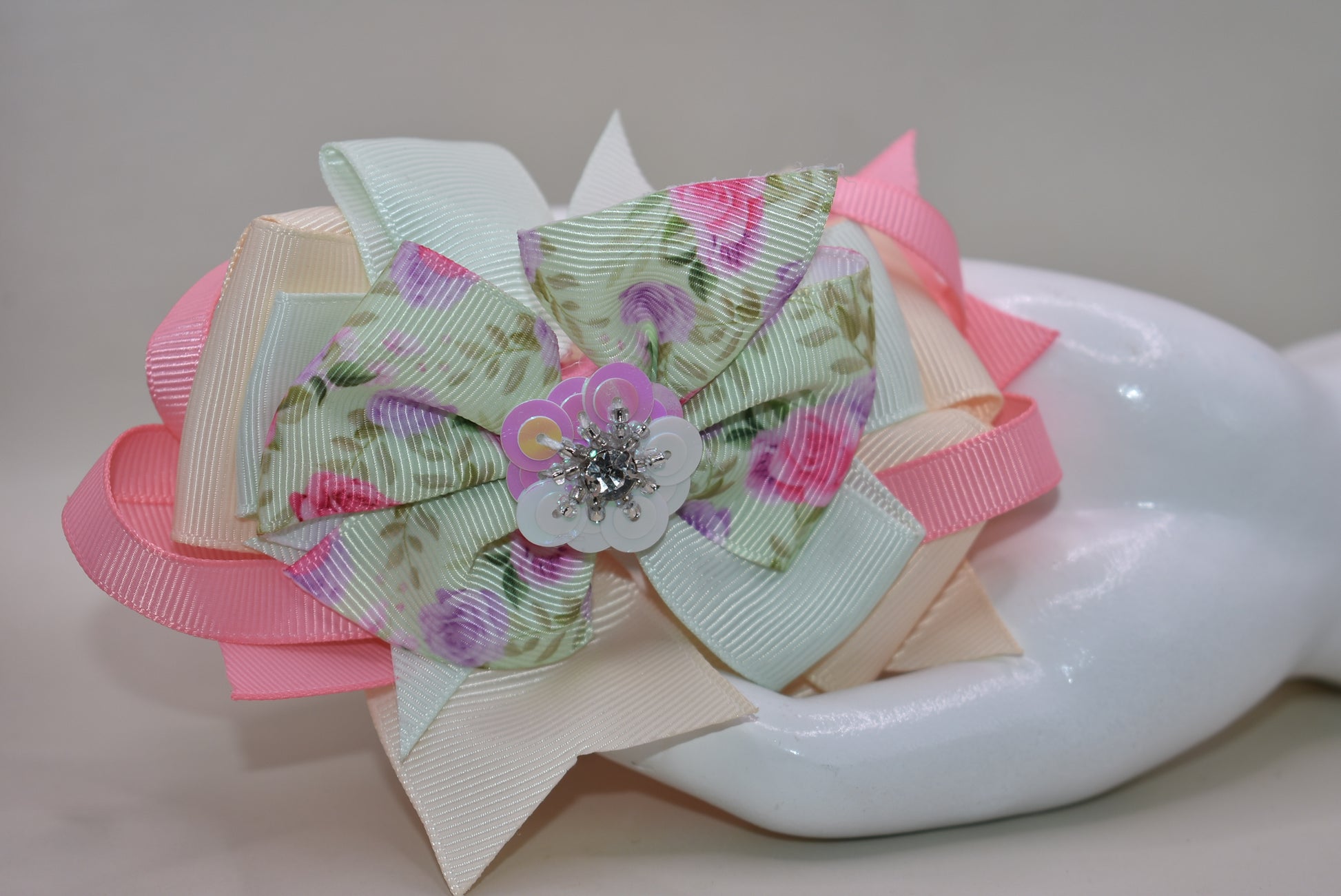 This charming bow brings springtime magic to any hairstyle! 🌸 Soft pastel pink and green hues create a dreamy aesthetic, while an adorable floral design with a sparkling crystal arrow detail catches the light beautifully throughout the day. ✨ The convenient alligator clip makes it effortless to secure, perfect for adding a touch of whimsy to your look. 🎀 Ideal for anyone who loves sweet, feminine accessories with a playful twist! 💚💗