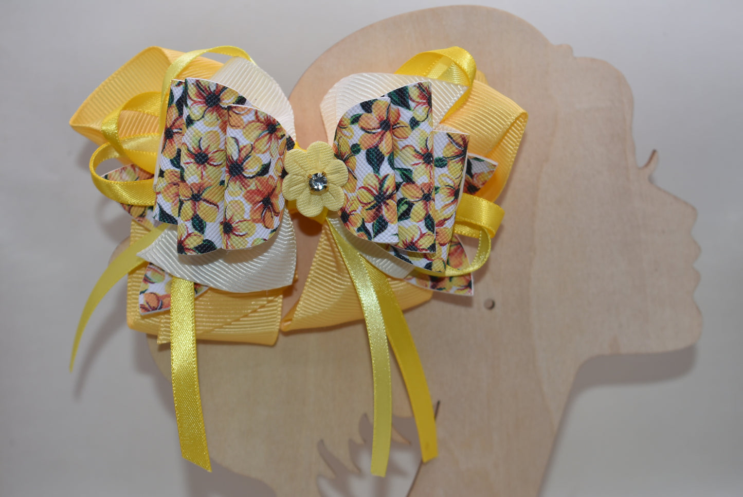 Get ready to turn heads with this vibrant yellow floral bow! 🌼 Layered ribbons and faux leather create gorgeous dimension, while a delicate yellow flower topped with a sparkling crystal adds the perfect finishing touch. ✨ The secure alligator clip keeps your style locked in place all day long. Pure joy in bow form! 💛