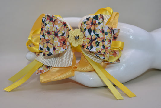 Get ready to turn heads with this vibrant yellow floral bow! 🌼 Layered ribbons and faux leather create gorgeous dimension, while a delicate yellow flower topped with a sparkling crystal adds the perfect finishing touch. ✨ The secure alligator clip keeps your style locked in place all day long. Pure joy in bow form! 💛