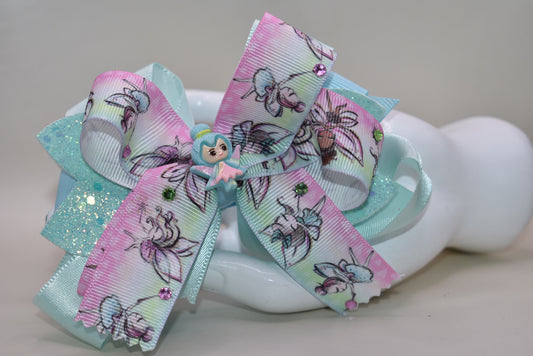 ✨ Get ready to sprinkle some magic into your day with this enchanting fairy-themed bow! Layered ribbons create gorgeous dimension, while shimmering faux leather adds extra sparkle that catches the light beautifully. Tiny gems and an adorable fairy charm bring whimsical fun to every hairstyle. The wrapped alligator clip keeps everything secure and comfortable for all-day wear. Perfect for adding a touch of fairy-tale charm to any look! 🧚♀️💎