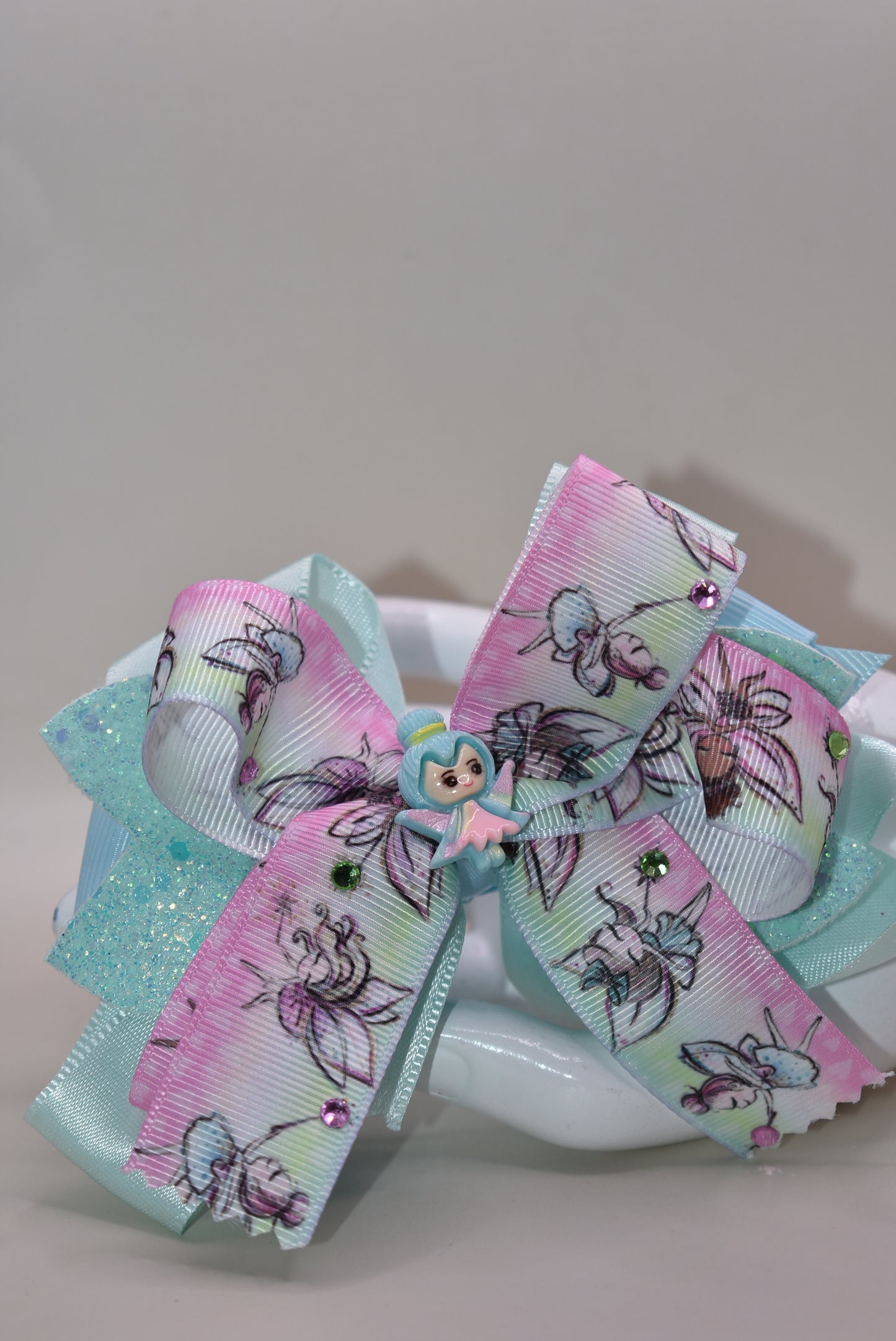 ✨ Get ready to sprinkle some magic into your day with this enchanting fairy-themed bow! Layered ribbons create gorgeous dimension, while shimmering faux leather adds extra sparkle that catches the light beautifully. Tiny gems and an adorable fairy charm bring whimsical fun to every hairstyle. The wrapped alligator clip keeps everything secure and comfortable for all-day wear. Perfect for adding a touch of fairy-tale charm to any look! 🧚♀️💎