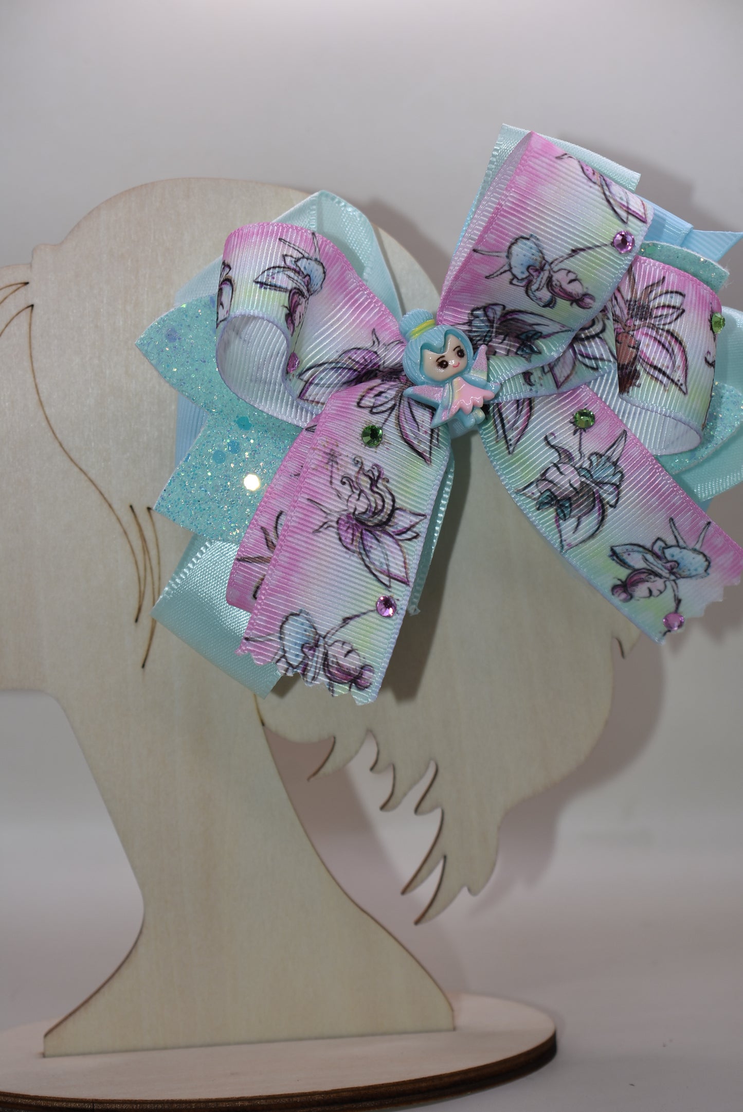 ✨ Get ready to sprinkle some magic into your day with this enchanting fairy-themed bow! Layered ribbons create gorgeous dimension, while shimmering faux leather adds extra sparkle that catches the light beautifully. Tiny gems and an adorable fairy charm bring whimsical fun to every hairstyle. The wrapped alligator clip keeps everything secure and comfortable for all-day wear. Perfect for adding a touch of fairy-tale charm to any look! 🧚♀️💎