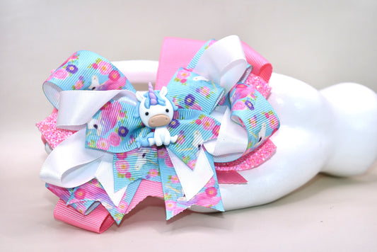 ✨ This adorable unicorn bow is a dreamy mix of soft pink and blue ribbons layered to perfection, featuring a special unicorn-themed ribbon that brings extra magic to the design. A precious little unicorn charm perches right on top, adding that extra touch of cuteness! 🦄 The wrapped alligator clip makes it super easy to wear all day long without any fuss. Perfect for adding a sprinkle of whimsy to any hairstyle! 💕🎀