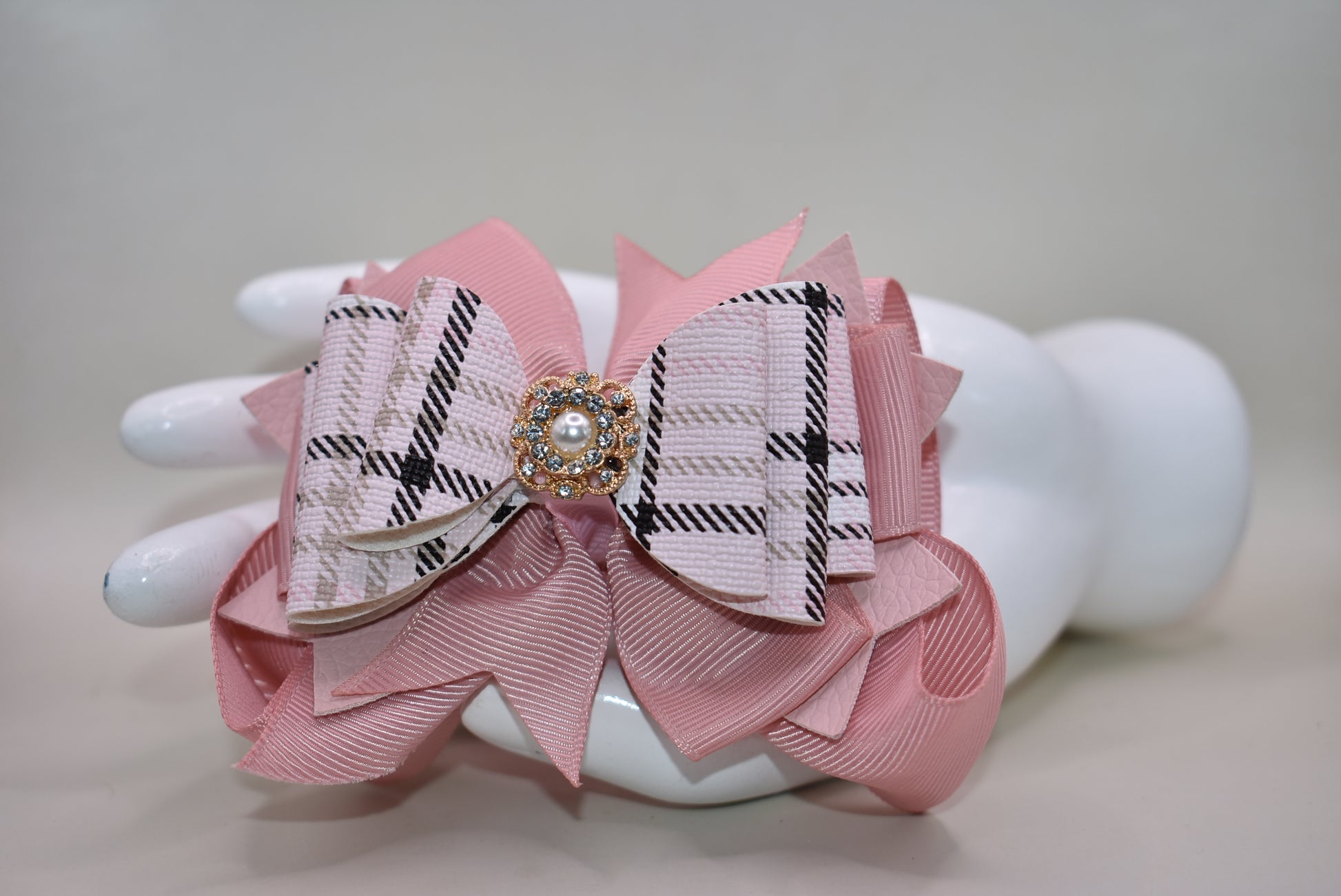 ✨ This charming bow brings instant elegance to any hairstyle! Featuring a gorgeous blush and black mixed plaid faux leather design with delicate ribbon layers underneath, it's topped with a sparkly gem and pearl charm for that extra touch of glamour. ✨ The secure alligator clip keeps it perfectly in place all day long. Whether you're dressing up for a special occasion or adding flair to your everyday look, this bow works beautifully for everyone—from the young at heart to the young at style! 🎀💕