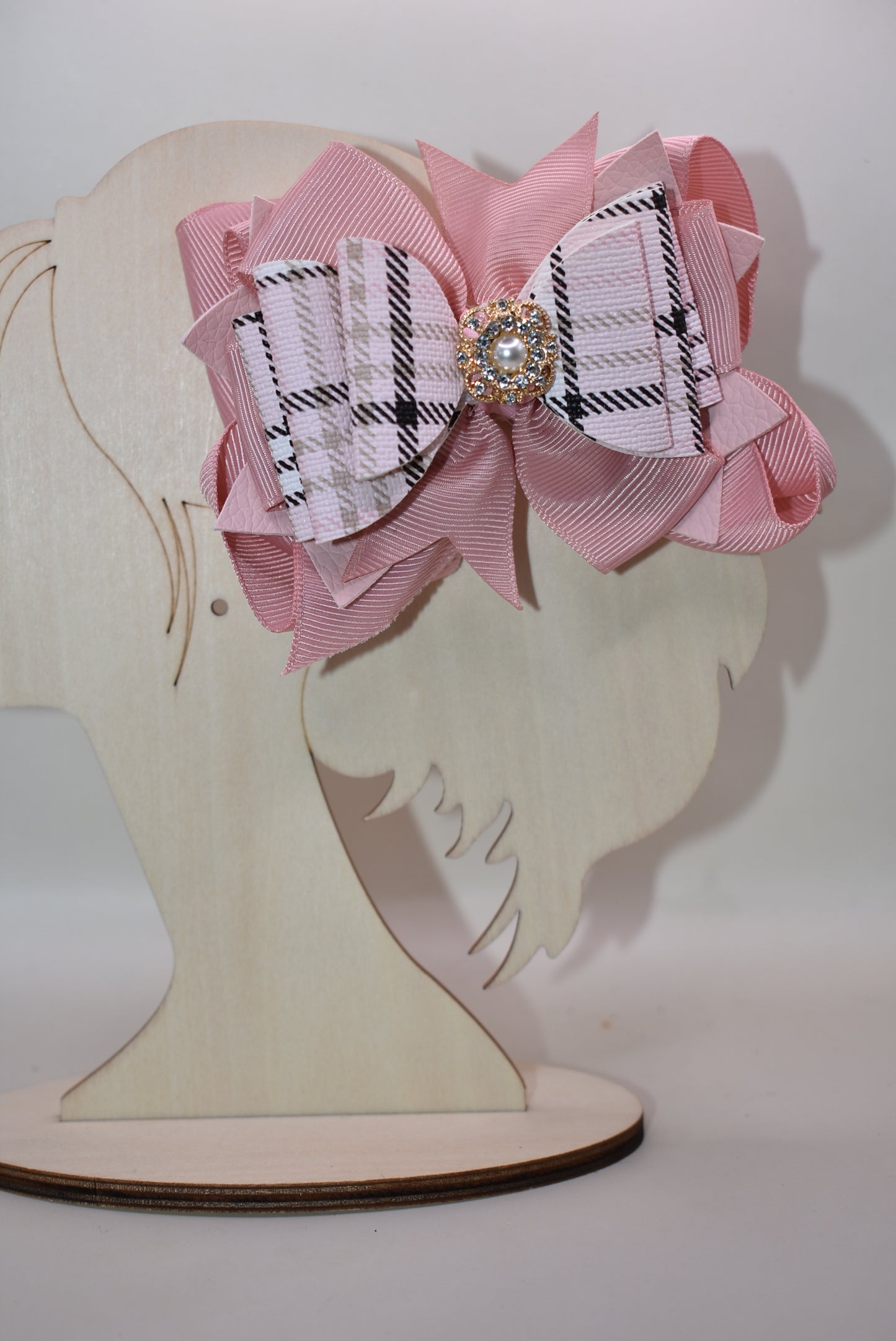 ✨ This charming bow brings instant elegance to any hairstyle! Featuring a gorgeous blush and black mixed plaid faux leather design with delicate ribbon layers underneath, it's topped with a sparkly gem and pearl charm for that extra touch of glamour. ✨ The secure alligator clip keeps it perfectly in place all day long. Whether you're dressing up for a special occasion or adding flair to your everyday look, this bow works beautifully for everyone—from the young at heart to the young at style! 🎀💕