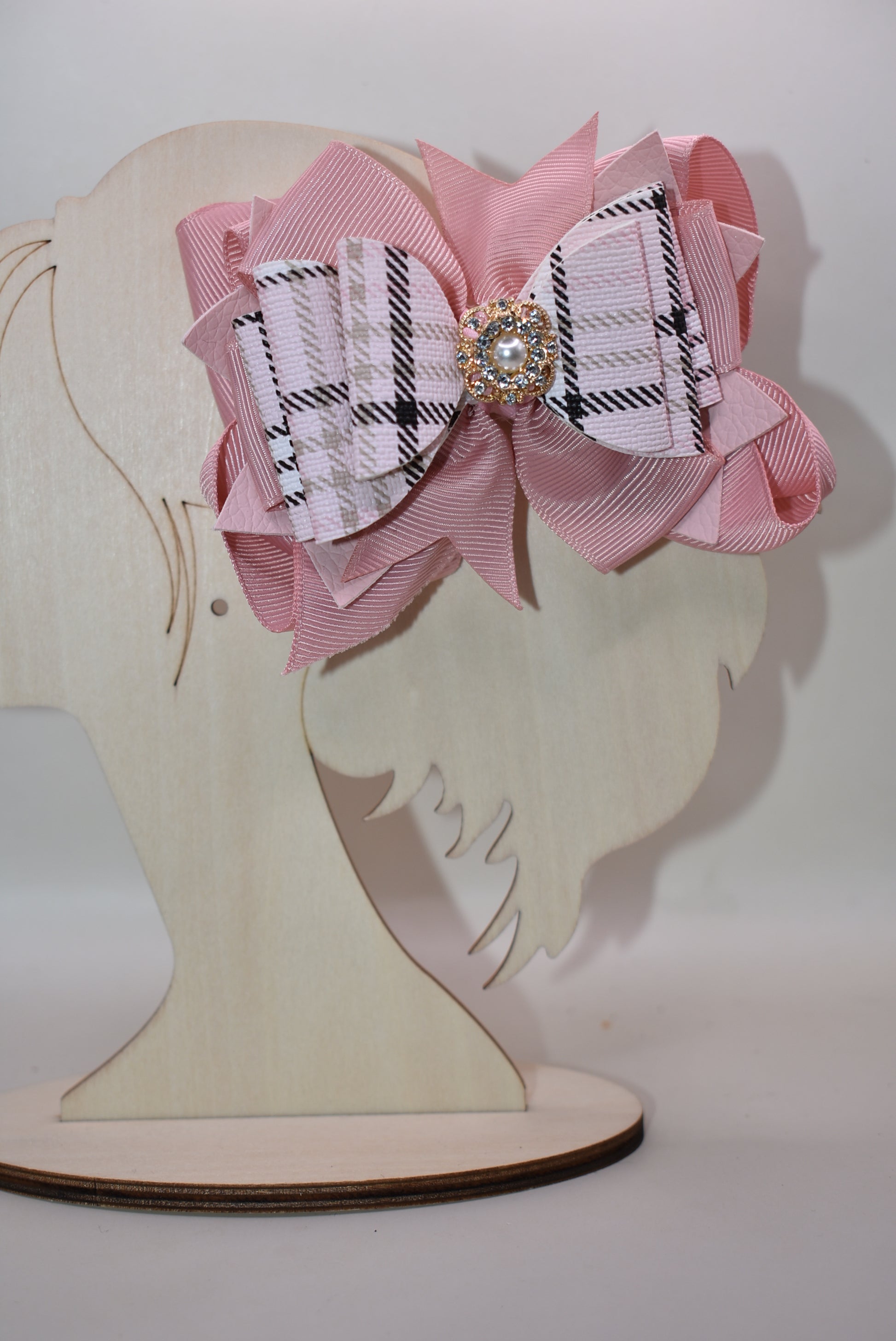 ✨ This charming bow brings instant elegance to any hairstyle! Featuring a gorgeous blush and black mixed plaid faux leather design with delicate ribbon layers underneath, it's topped with a sparkly gem and pearl charm for that extra touch of glamour. ✨ The secure alligator clip keeps it perfectly in place all day long. Whether you're dressing up for a special occasion or adding flair to your everyday look, this bow works beautifully for everyone—from the young at heart to the young at style! 🎀💕