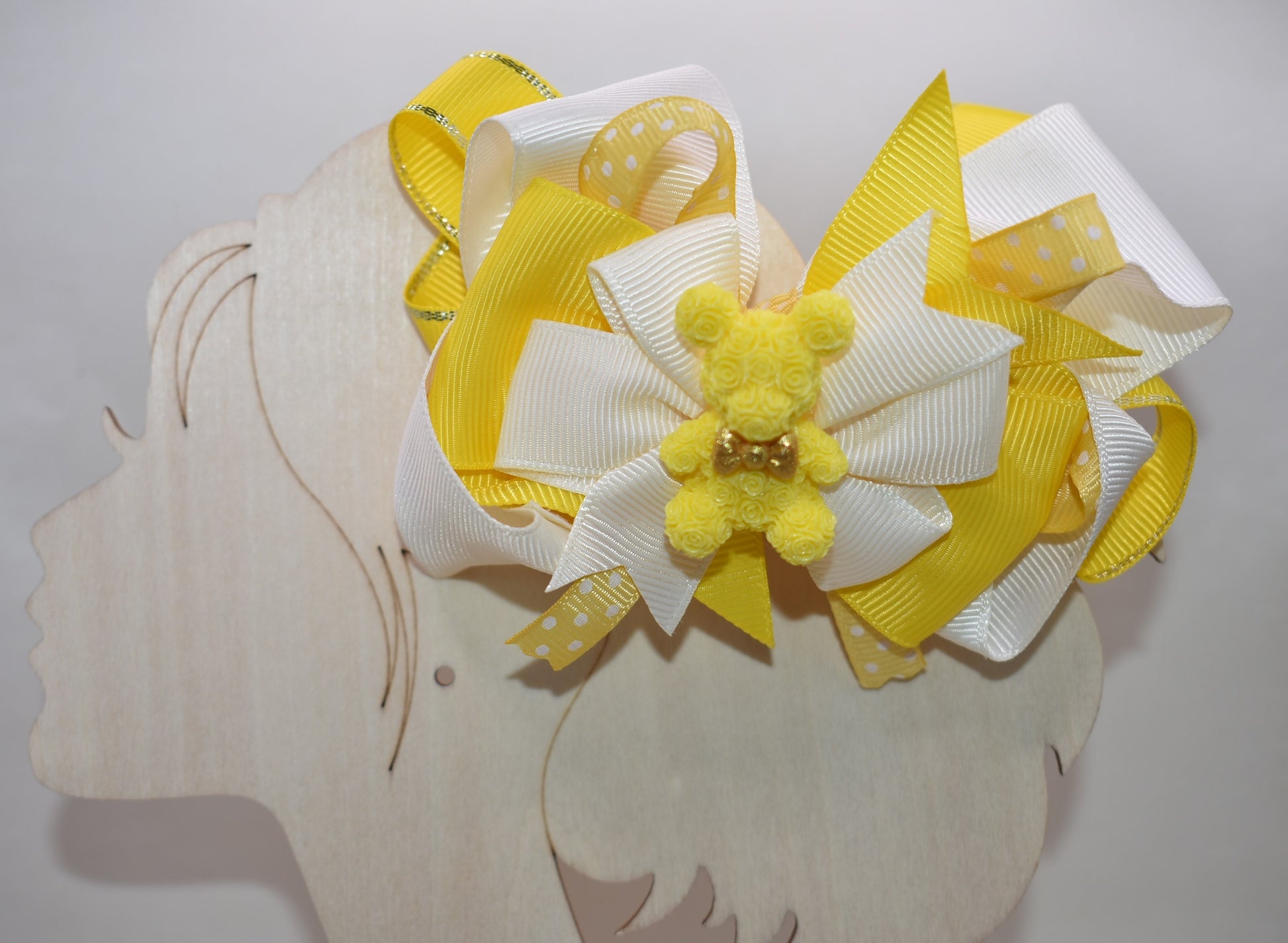 Get ready to brighten your day! ✨ This charming yellow bow is a must-have for yellow enthusiasts everywhere. 💛 Featuring an irresistibly cute yellow teddy bear with an adorable bow, this piece is layered with ribbons galore to make it absolutely one-of-a-kind. 🎀 The distinctive wrapped alligator claw on the back adds that extra touch of personality and charm. A playful treasure that's sure to make you smile! 🧸😊