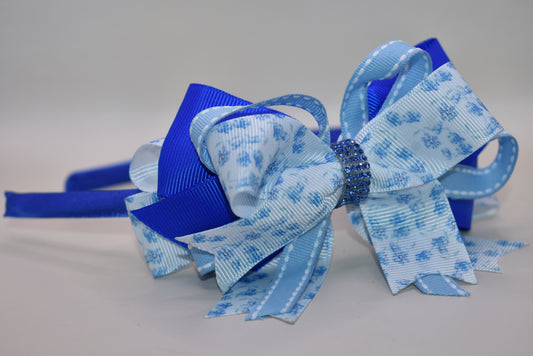 Slip on this gorgeous blue satin headband and let your hair stay put in style! 💙 Featuring delicate blue floral details and charming ribbon layers, it's the perfect accessory to elevate any look. Whether you're dressing up or keeping it casual, this comfortable headband keeps everything in place while adding that extra touch of elegance. ✨ A timeless piece that works with every outfit in your wardrobe! 🎀