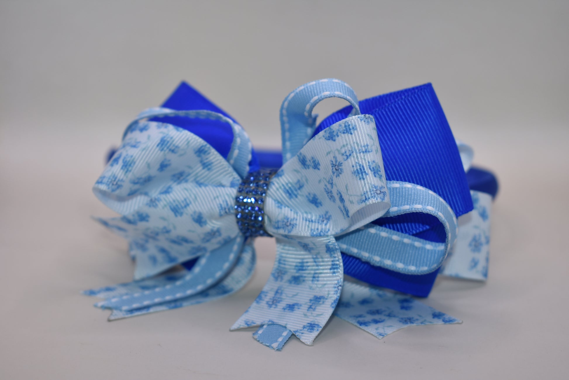 Slip on this gorgeous blue satin headband and let your hair stay put in style! 💙 Featuring delicate blue floral details and charming ribbon layers, it's the perfect accessory to elevate any look. Whether you're dressing up or keeping it casual, this comfortable headband keeps everything in place while adding that extra touch of elegance. ✨ A timeless piece that works with every outfit in your wardrobe! 🎀