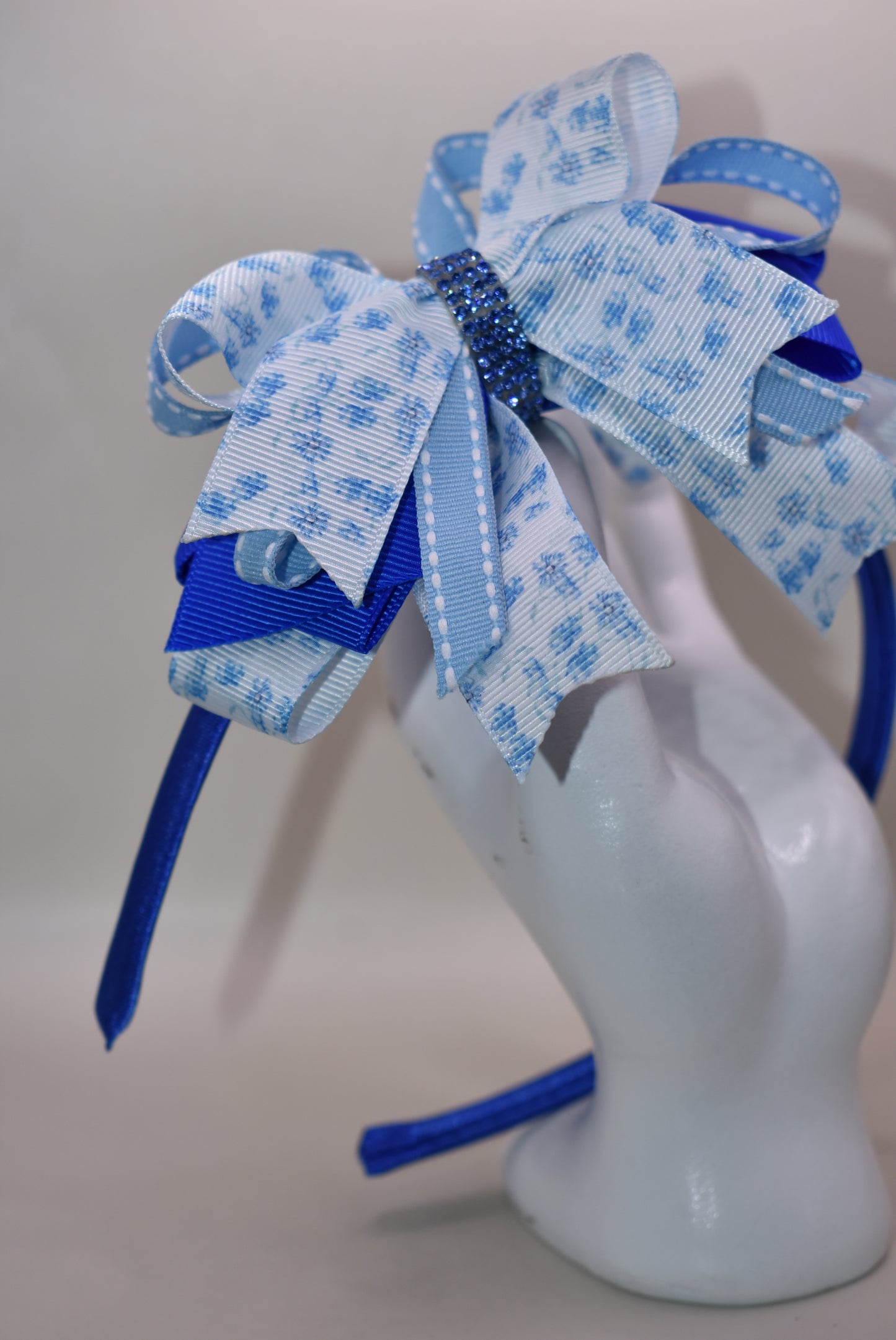 Slip on this gorgeous blue satin headband and let your hair stay put in style! 💙 Featuring delicate blue floral details and charming ribbon layers, it's the perfect accessory to elevate any look. Whether you're dressing up or keeping it casual, this comfortable headband keeps everything in place while adding that extra touch of elegance. ✨ A timeless piece that works with every outfit in your wardrobe! 🎀