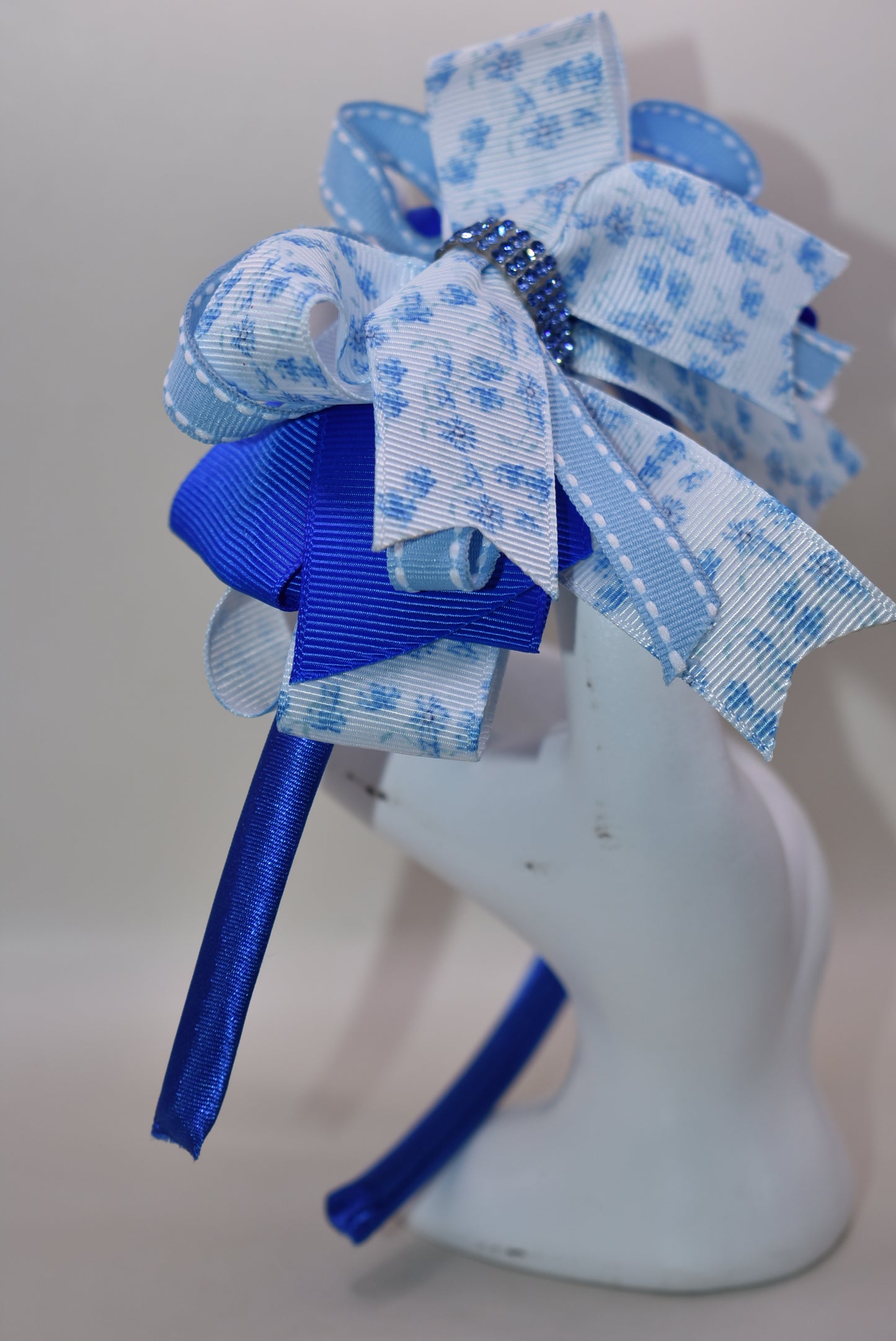 Slip on this gorgeous blue satin headband and let your hair stay put in style! 💙 Featuring delicate blue floral details and charming ribbon layers, it's the perfect accessory to elevate any look. Whether you're dressing up or keeping it casual, this comfortable headband keeps everything in place while adding that extra touch of elegance. ✨ A timeless piece that works with every outfit in your wardrobe! 🎀
