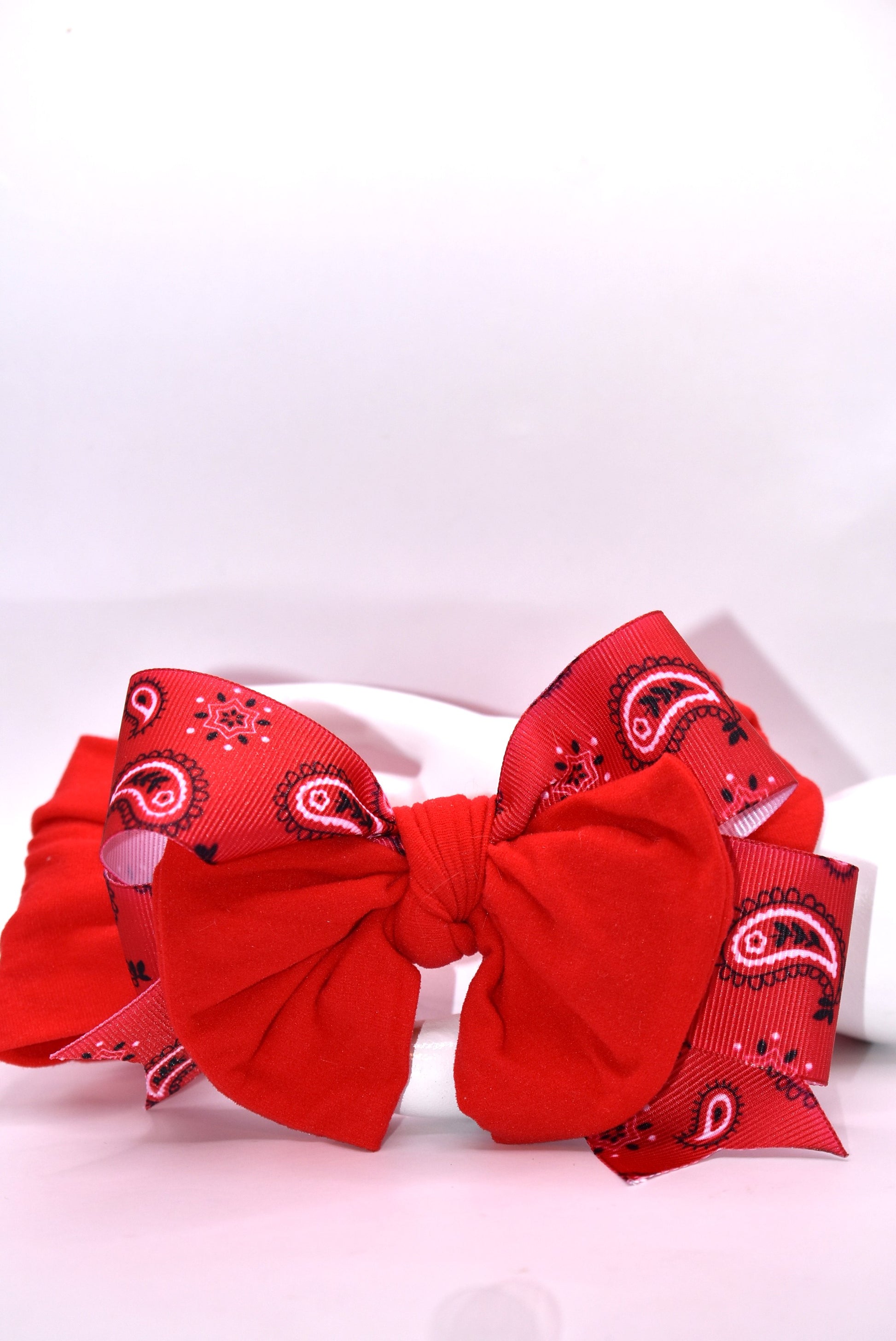 Wrap your head in style with this vibrant red headband! 🎀 Featuring a charming handkerchief design, it's soft, stretchy, and adapts to fit any head size perfectly. Whether you're heading out for an adventure or just want to add a pop of color to your day, this playful accessory brings instant fun and flair to any look. 🌟 Simple, comfortable, and oh-so-cute! ✨