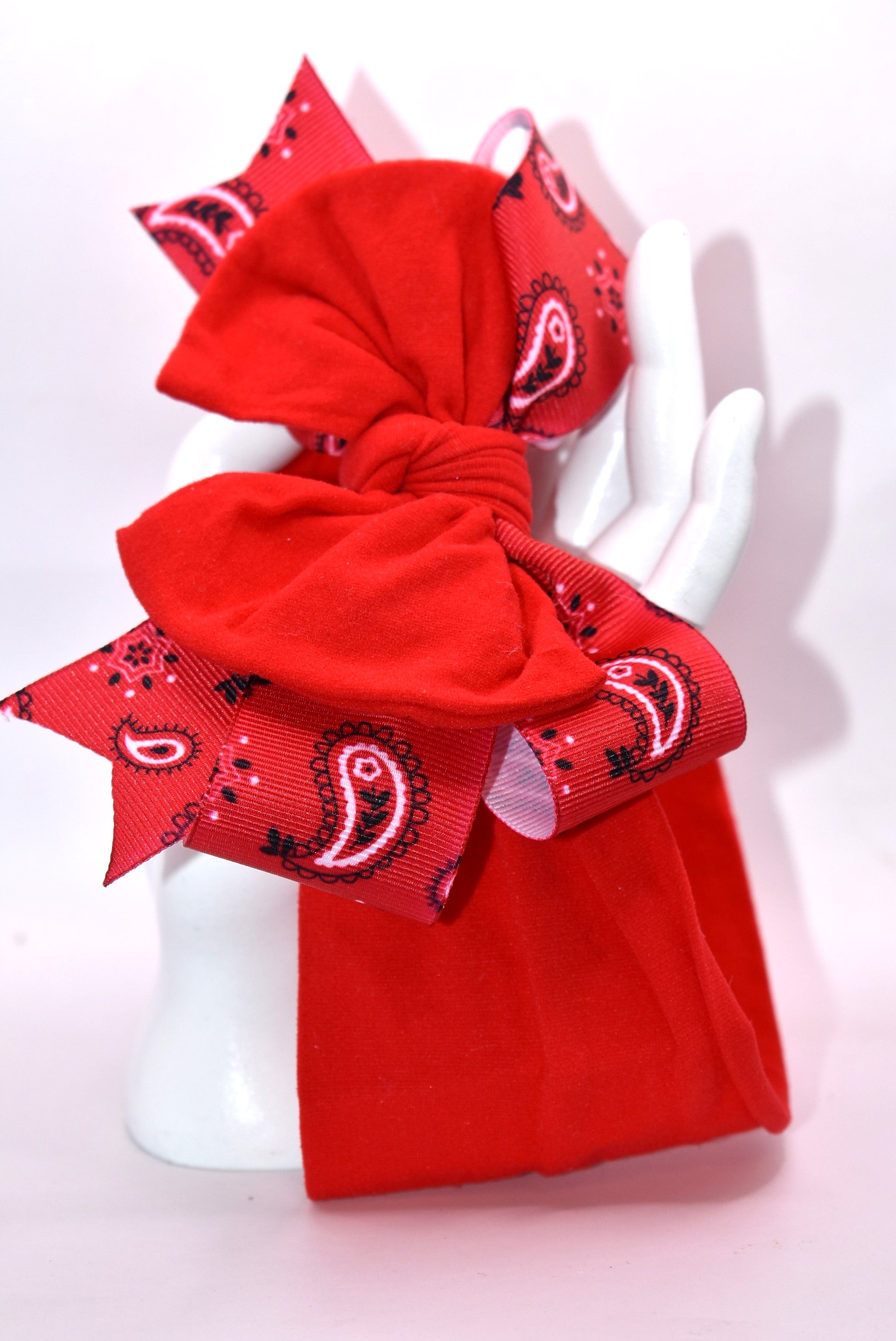 Wrap your head in style with this vibrant red headband! 🎀 Featuring a charming handkerchief design, it's soft, stretchy, and adapts to fit any head size perfectly. Whether you're heading out for an adventure or just want to add a pop of color to your day, this playful accessory brings instant fun and flair to any look. 🌟 Simple, comfortable, and oh-so-cute! ✨
