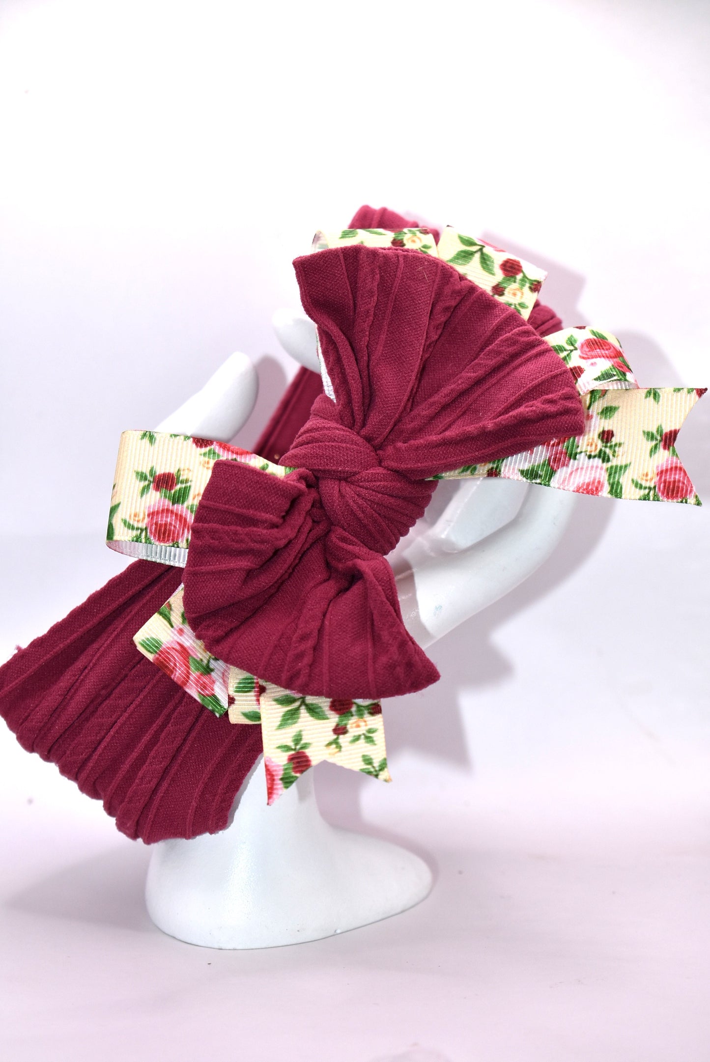 Elevate your everyday style with this gorgeous burgundy and floral stretchy headband! 🌸 Designed for all-day comfort, the soft, flexible fabric keeps you looking polished without the pinch. The pretty floral pattern pairs effortlessly with any outfit, whether you're heading to work, the gym, or a casual hangout. 💕 Perfect for bad hair days or just adding a pop of color to your look! ✨