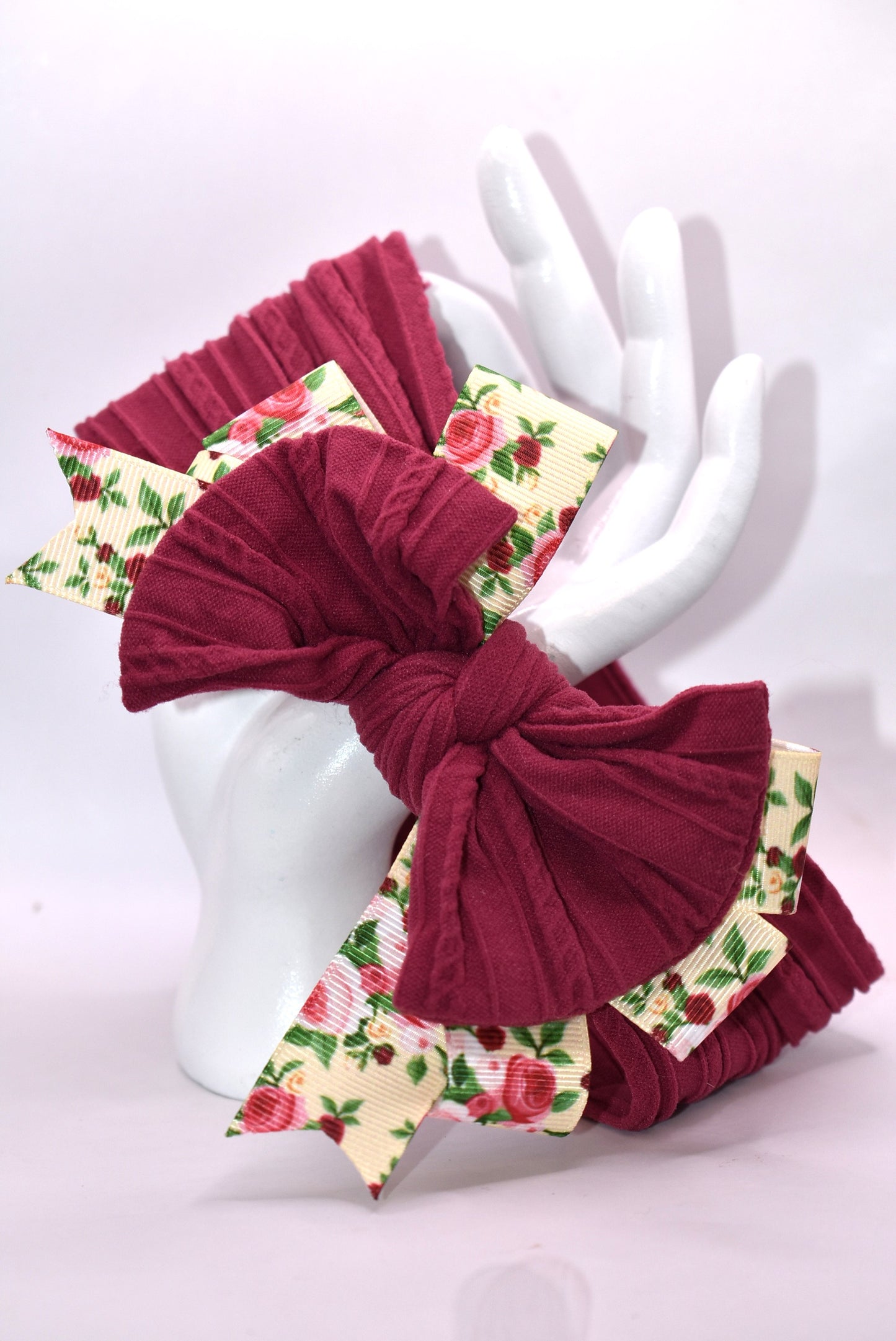Elevate your everyday style with this gorgeous burgundy and floral stretchy headband! 🌸 Designed for all-day comfort, the soft, flexible fabric keeps you looking polished without the pinch. The pretty floral pattern pairs effortlessly with any outfit, whether you're heading to work, the gym, or a casual hangout. 💕 Perfect for bad hair days or just adding a pop of color to your look! ✨