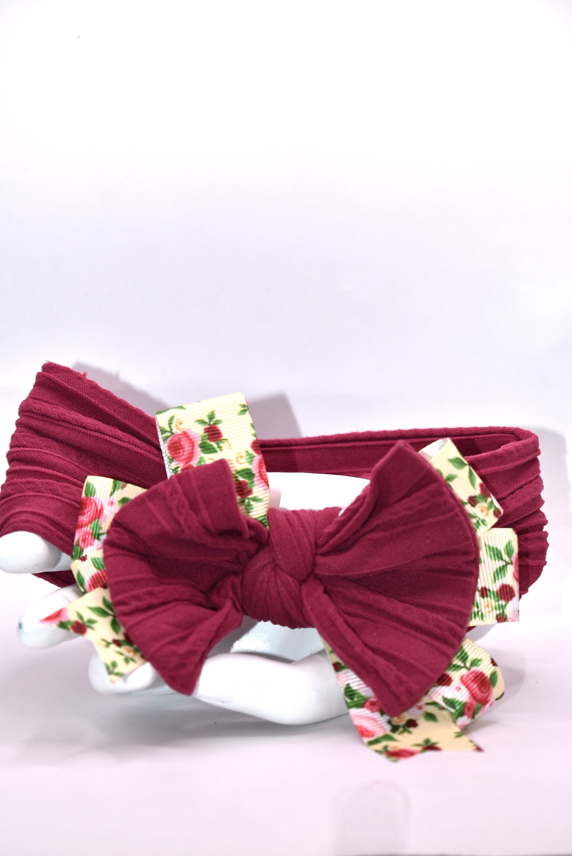 Elevate your everyday style with this gorgeous burgundy and floral stretchy headband! 🌸 Designed for all-day comfort, the soft, flexible fabric keeps you looking polished without the pinch. The pretty floral pattern pairs effortlessly with any outfit, whether you're heading to work, the gym, or a casual hangout. 💕 Perfect for bad hair days or just adding a pop of color to your look! ✨