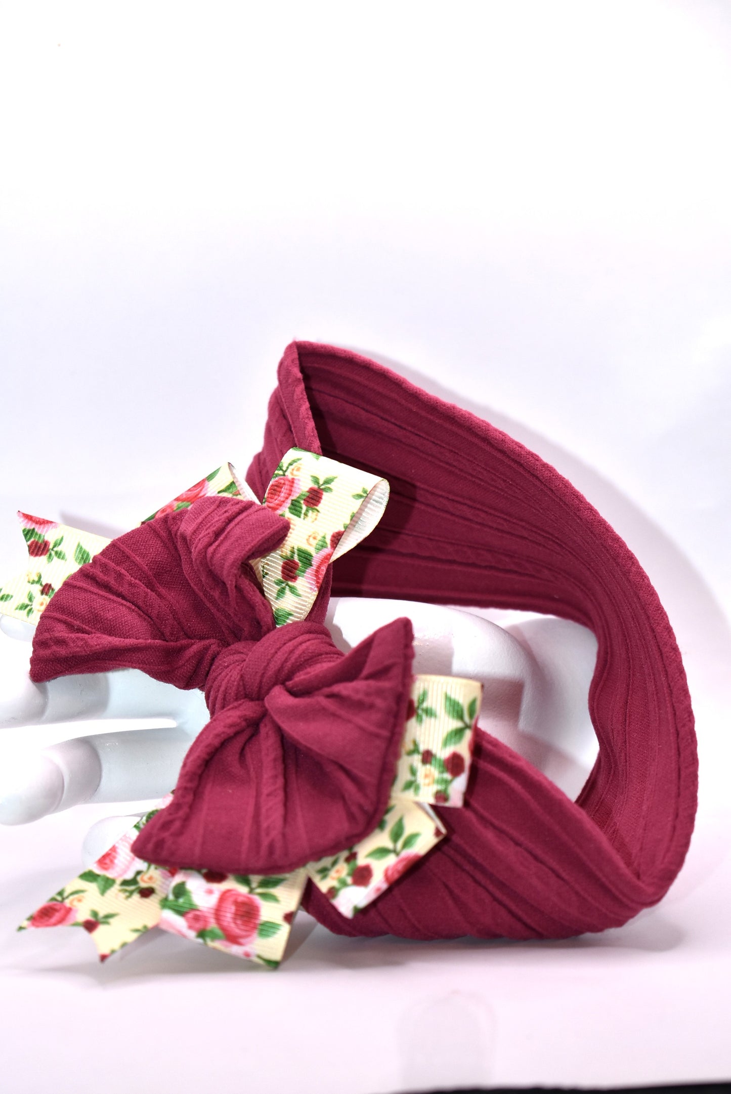 Elevate your everyday style with this gorgeous burgundy and floral stretchy headband! 🌸 Designed for all-day comfort, the soft, flexible fabric keeps you looking polished without the pinch. The pretty floral pattern pairs effortlessly with any outfit, whether you're heading to work, the gym, or a casual hangout. 💕 Perfect for bad hair days or just adding a pop of color to your look! ✨