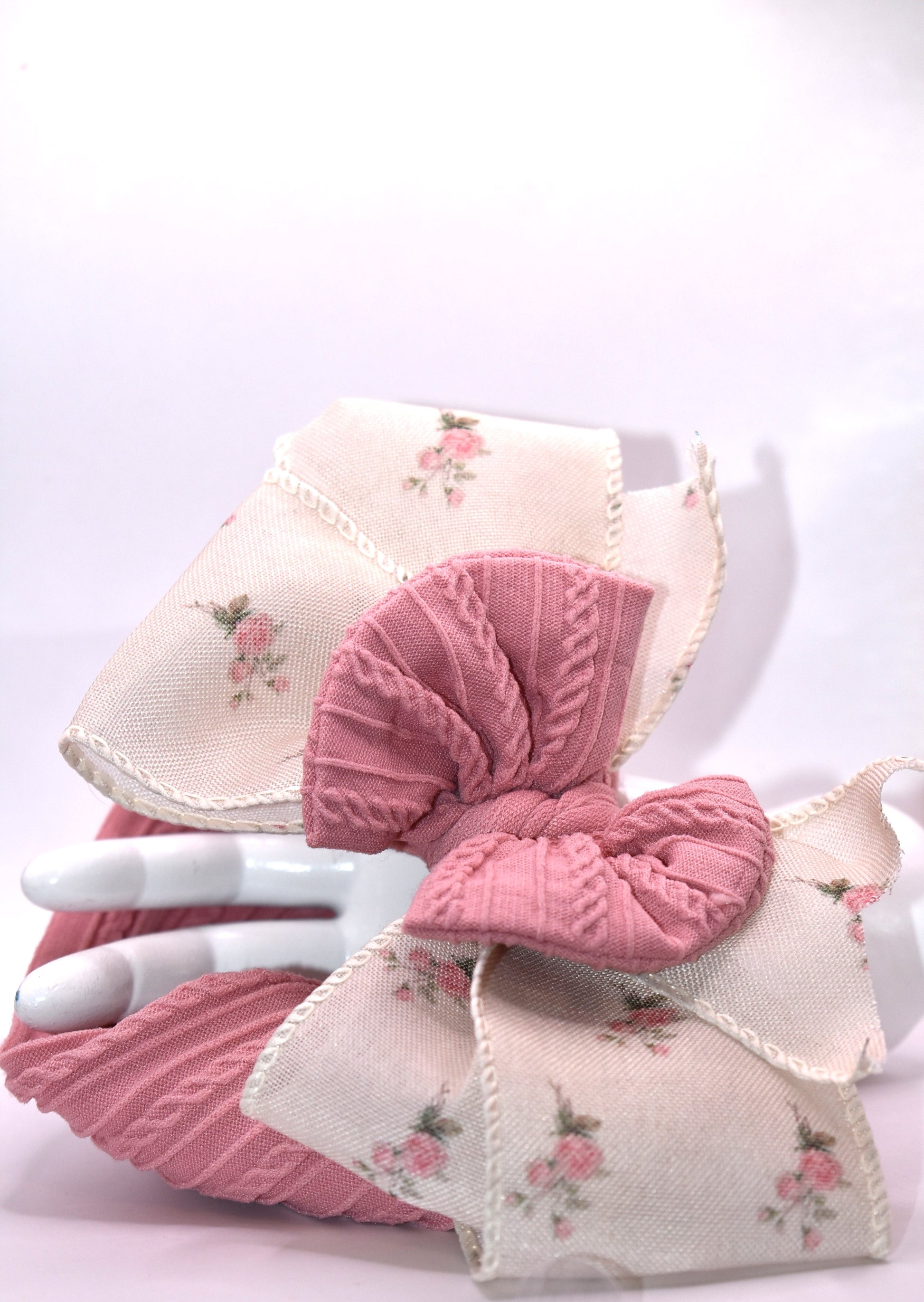 Let your little one shine with this show-stopping bow headband! 🎀 Crafted from soft, stretchy material that moves with your child all day long, this pretty large bow makes the perfect statement piece. ✨ Whether it's for playtime, special occasions, or everyday style, this headband combines comfort with undeniable charm. 💕 Watch heads turn as your sweetie rocks this adorable accessory! 🌟