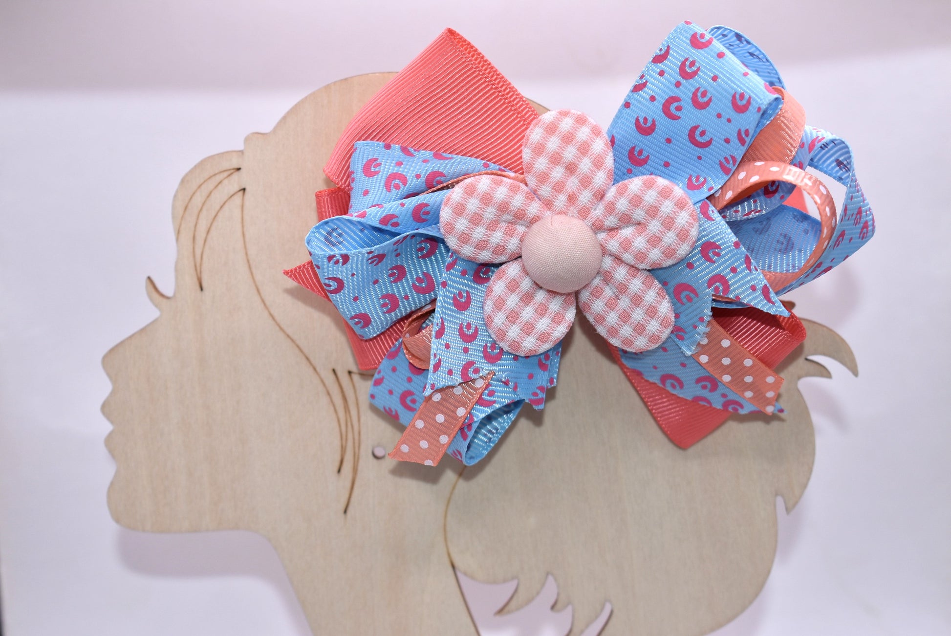 Get ready to turn heads with this adorable hair accessory! 🎀 Featuring luxurious layered ribbons in a fun, stylish design, this piece brings instant charm to any look. 🌸 A pretty orange flower sits perfectly on top, adding that extra pop of personality. The wrapped alligator clip makes it super easy to secure and comfortable to wear all day long. Perfect for spring and beyond! ✨