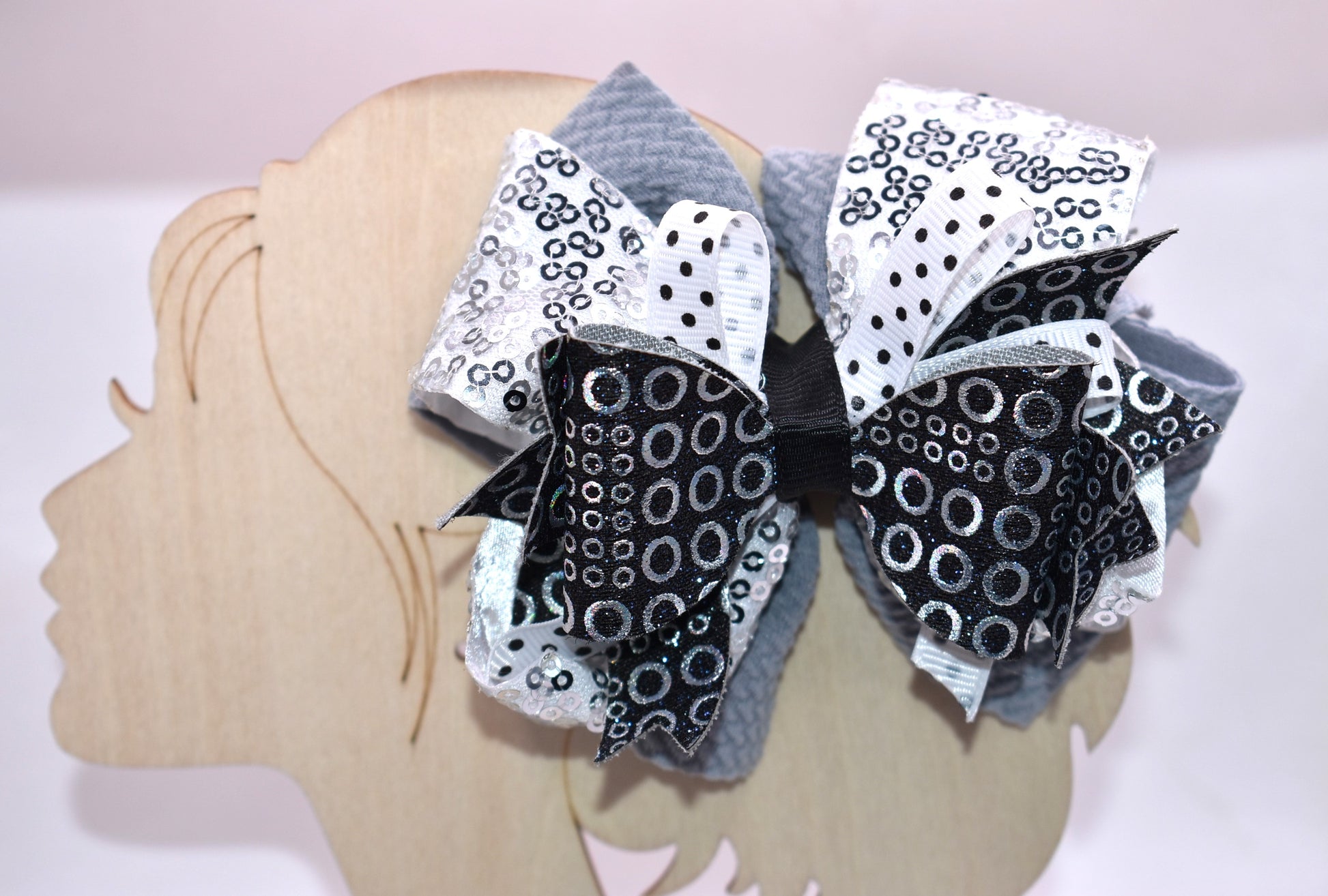 ✨ Stand out with Nana's Collection A4 – the bow that breaks the mold! 🎀 This stunning piece features a chic black, white, and silver palette that works together like magic. ✨ Packed with eye-catching shapes and sparkles that catch every light, it's the perfect accessory for anyone who dares to be different. 💫 The wrapped alligator clip slides on effortlessly, so you can rock this beauty all day long without a second thought. 🌟