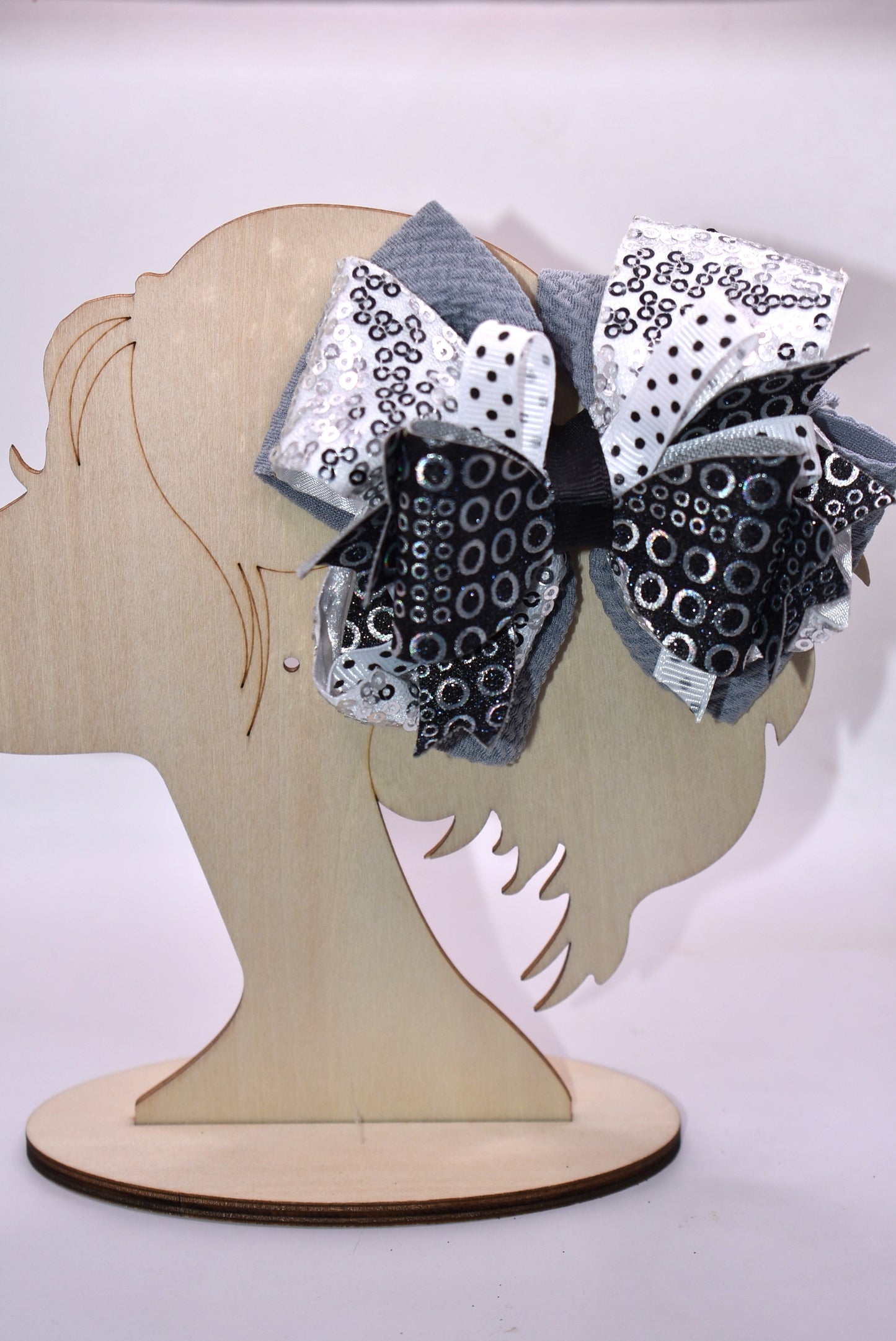 ✨ Stand out with Nana's Collection A4 – the bow that breaks the mold! 🎀 This stunning piece features a chic black, white, and silver palette that works together like magic. ✨ Packed with eye-catching shapes and sparkles that catch every light, it's the perfect accessory for anyone who dares to be different. 💫 The wrapped alligator clip slides on effortlessly, so you can rock this beauty all day long without a second thought. 🌟