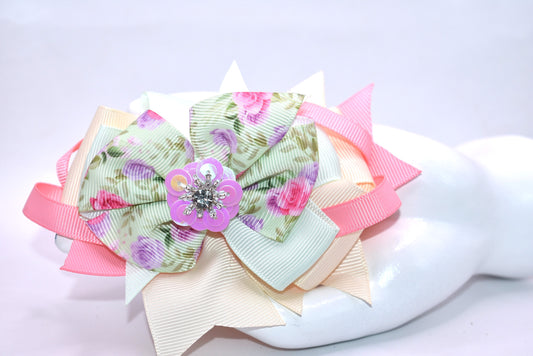 This charming bow brings springtime magic to any hairstyle! 🌸 Soft pastel pink and green hues create a dreamy aesthetic, while an adorable floral design with a sparkling crystal arrow detail catches the light beautifully throughout the day. ✨ The convenient alligator clip makes it effortless to secure, perfect for adding a touch of whimsy to your look. 🎀 Ideal for anyone who loves sweet, feminine accessories with a playful twist! 💚💗