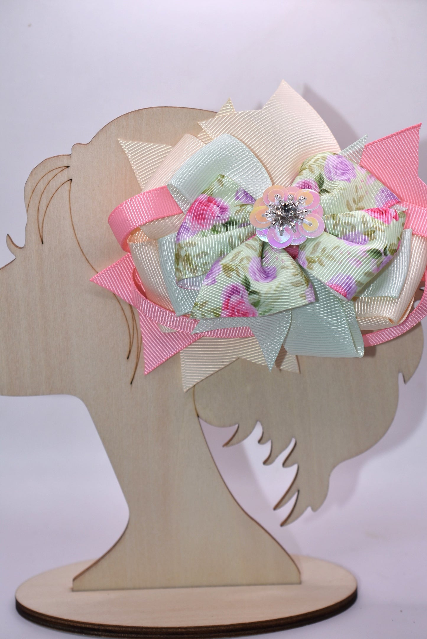 This charming bow brings springtime magic to any hairstyle! 🌸 Soft pastel pink and green hues create a dreamy aesthetic, while an adorable floral design with a sparkling crystal arrow detail catches the light beautifully throughout the day. ✨ The convenient alligator clip makes it effortless to secure, perfect for adding a touch of whimsy to your look. 🎀 Ideal for anyone who loves sweet, feminine accessories with a playful twist! 💚💗