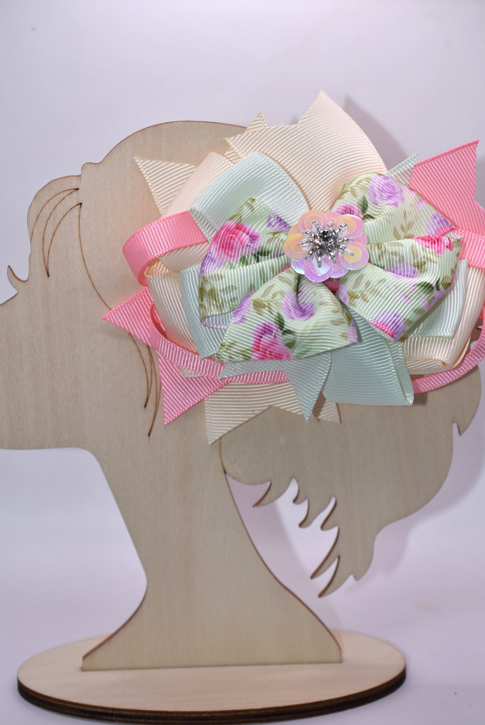 This charming bow brings springtime magic to any hairstyle! 🌸 Soft pastel pink and green hues create a dreamy aesthetic, while an adorable floral design with a sparkling crystal arrow detail catches the light beautifully throughout the day. ✨ The convenient alligator clip makes it effortless to secure, perfect for adding a touch of whimsy to your look. 🎀 Ideal for anyone who loves sweet, feminine accessories with a playful twist! 💚💗